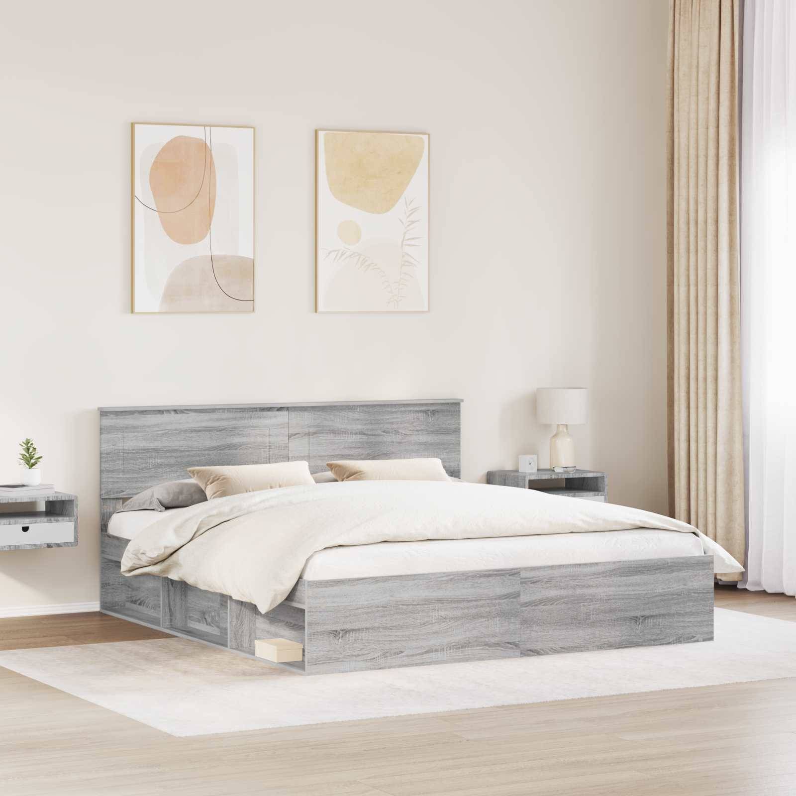 Ein modernes Schlafzimmer zeigt ein graues Holzbett mit weißer Bettwäsche, schwebende Nachttische, abstrakte Kunstwerke und natürliches Licht von einem Fenster.