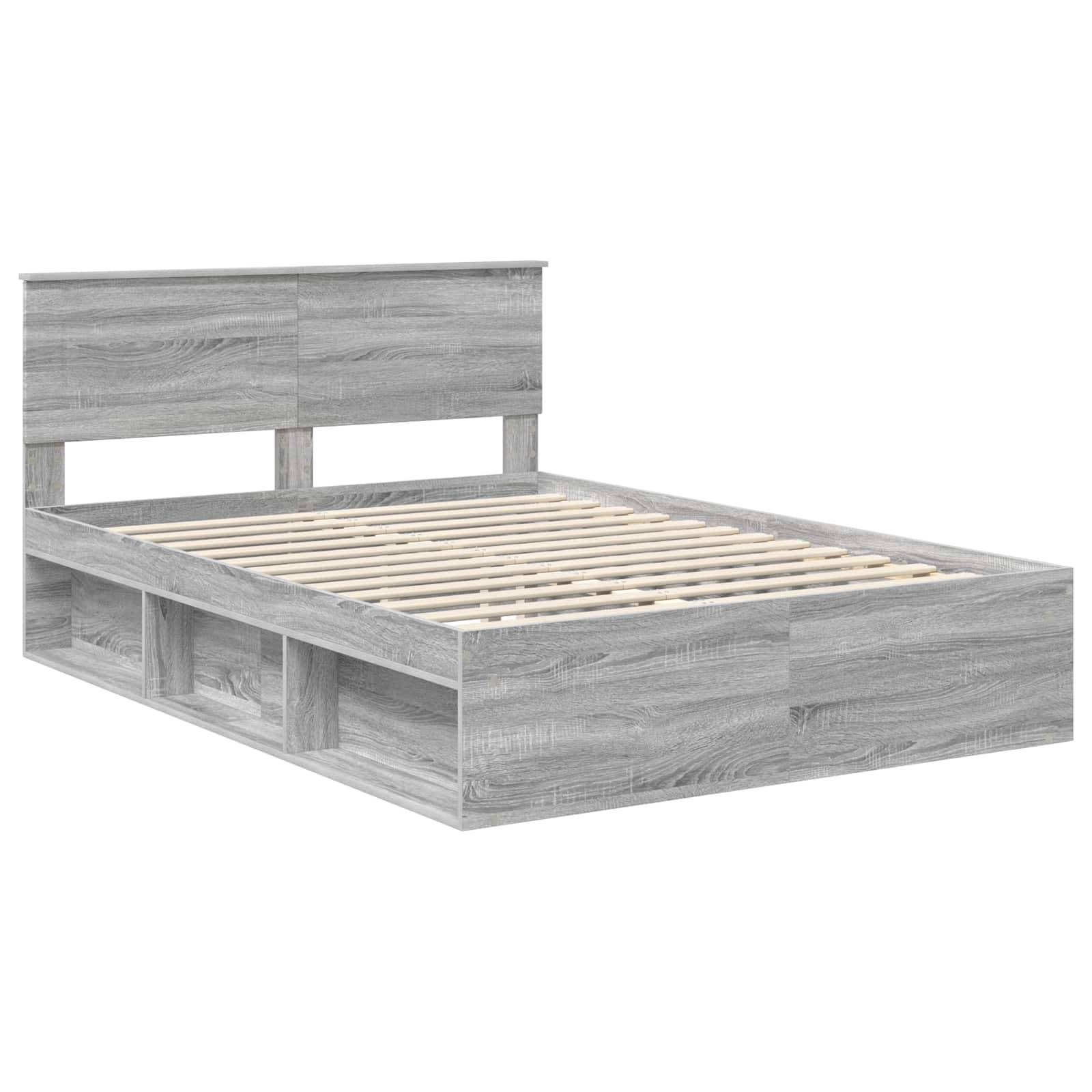 Ein Holz-Plattformbett mit Kopfteil, das mit einem hellen Grauton lackiert ist und integrierte Stauraumregale unter dem Bett verfügt.
