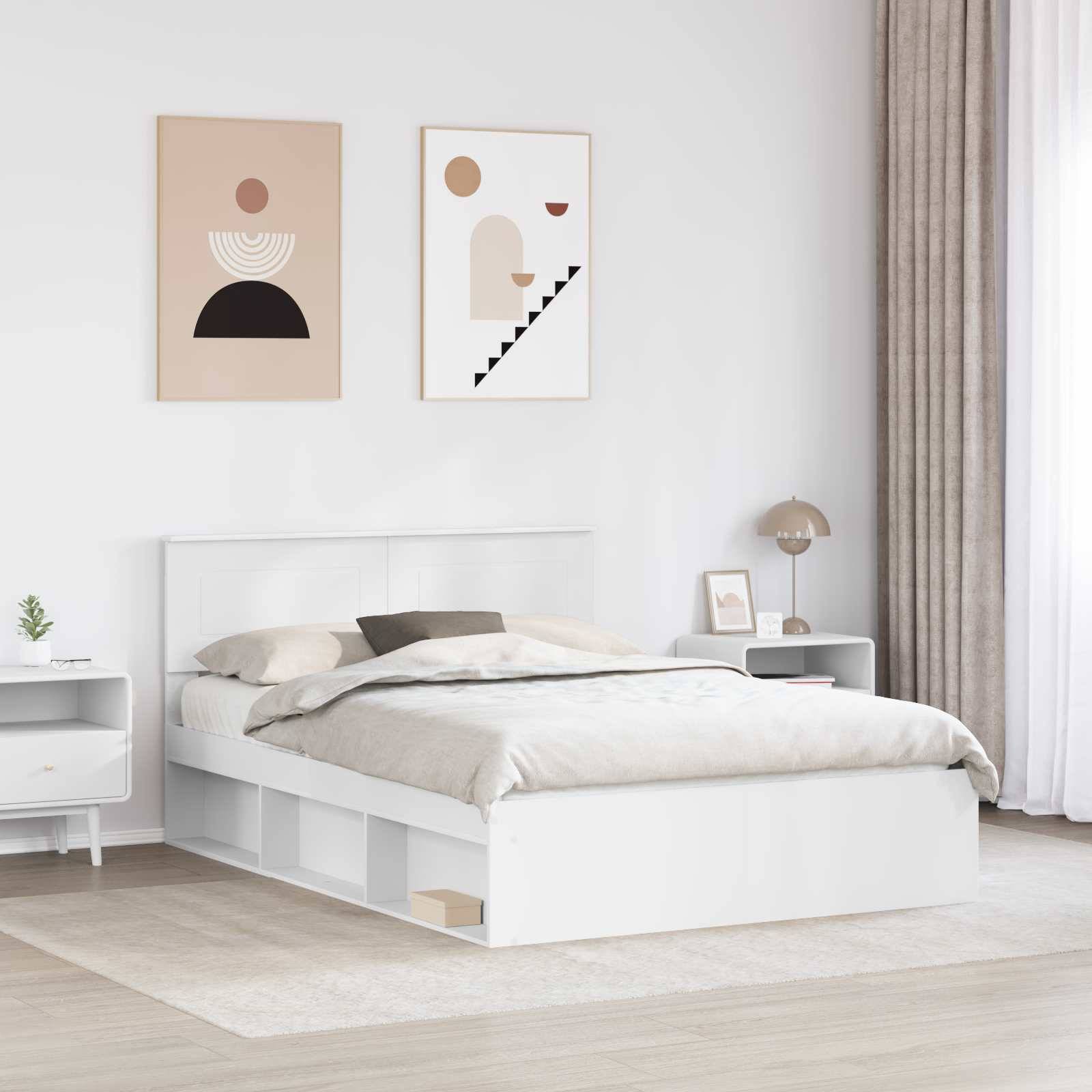 Minimalistisches Schlafzimmer mit einem weißen Plattformbett, neutraler Bettwäsche und abstrakter Kunst. Ein kleiner Nachttisch und eine Lampe stehen neben dem Bett.