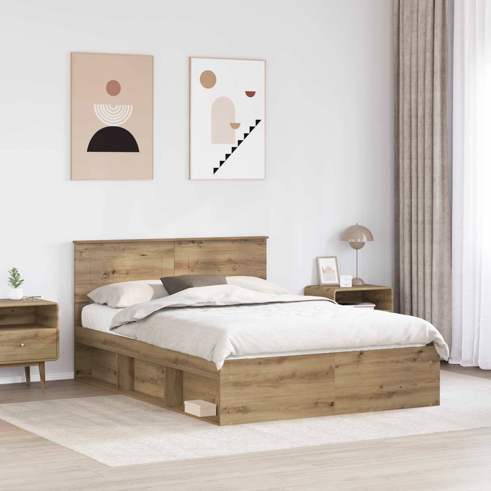 Ein modernes Schlafzimmer mit einem Holzbett und Nachttisch, abstrakter Kunst an der Wand, einer kleinen Lampe und Vorhängen. Neutrale Farbpalette.