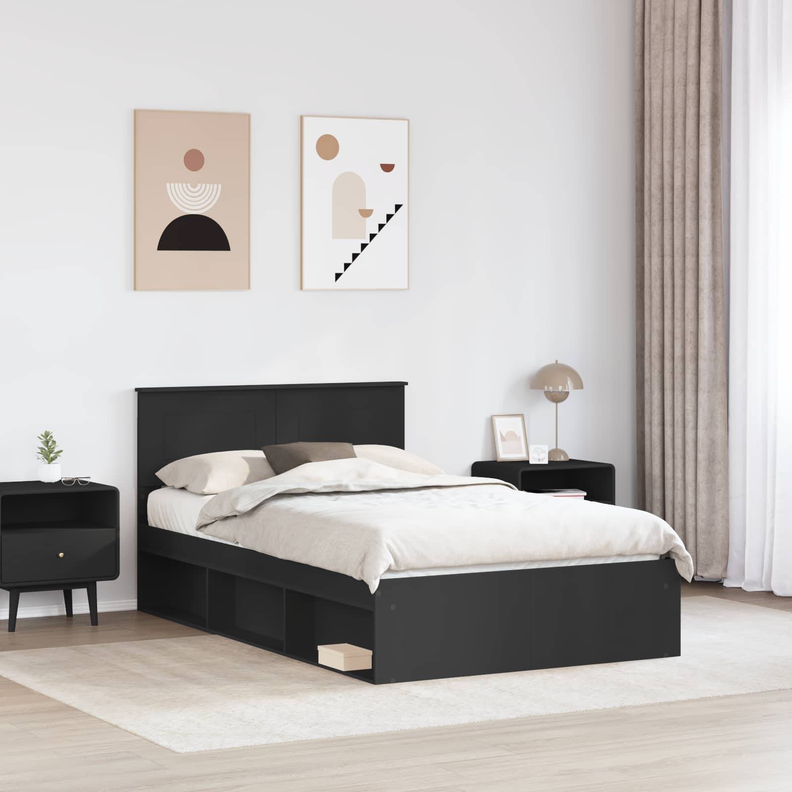 Schlafzimmer mit einem Bett aus dunklem Holz, Aufbewahrungsschubladen und heller Bettwäsche. Nachttische mit einer Lampe und Dekoration. Minimalistische Kunstwerke an den Wänden.