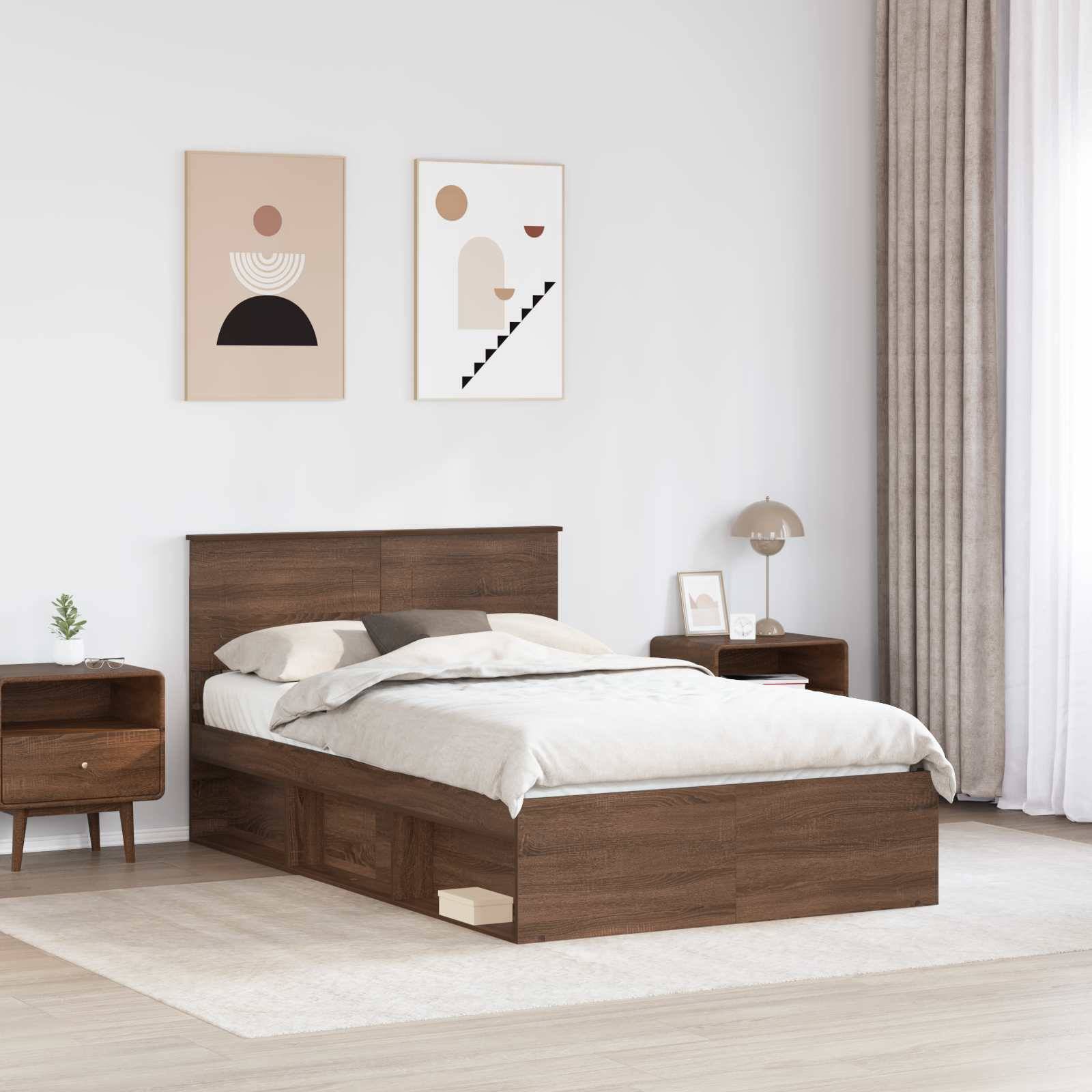 Ein modernes Schlafzimmer zeigt ein Holzbett mit weißer Bettwäsche, zwei Gemälden über dem Kopfende und einem Nachttisch mit einer Lampe und einer Pflanze.
