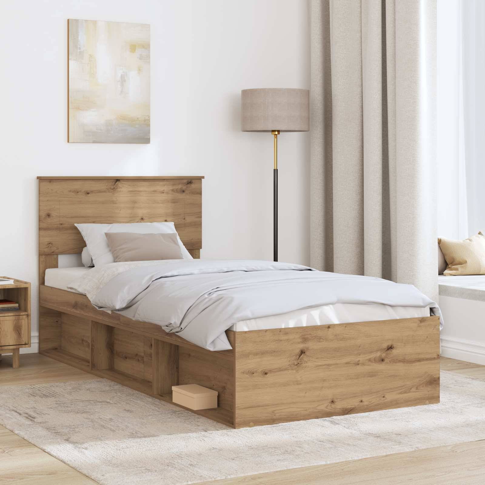 Ein modernes Schlafzimmer mit einem Holzbett, weißer Bettwäsche und einem Nachttisch. Sanftes Licht von einer Stehlampe und natürliches Licht von einem Fenster.
