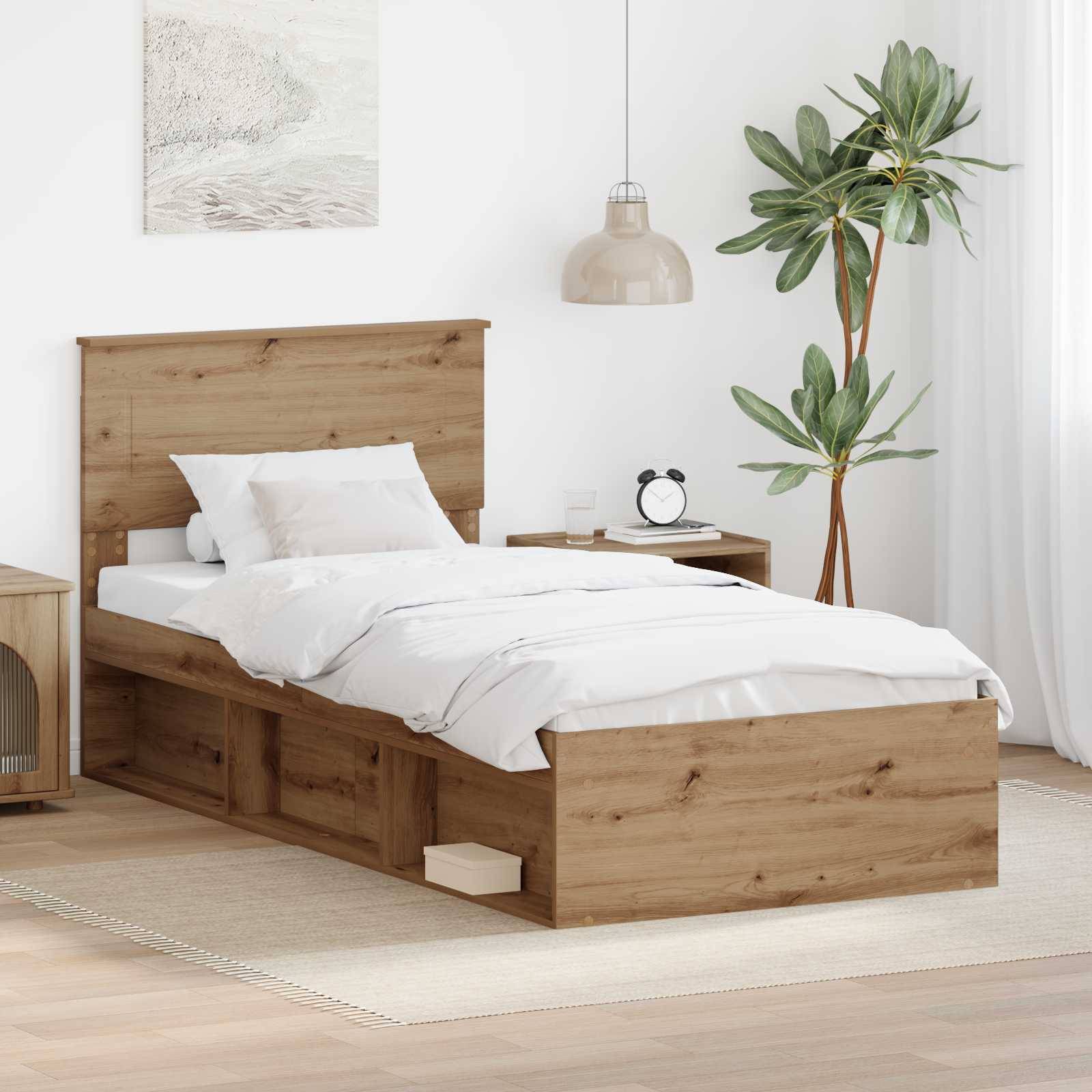 Ein gemütliches Schlafzimmer mit einem Holzbett, das mit weißer Bettwäsche bezogen ist, einem Nachttisch mit Dekoration und einer Zimmerpflanze, alles auf einem hellgefärbten Teppich.