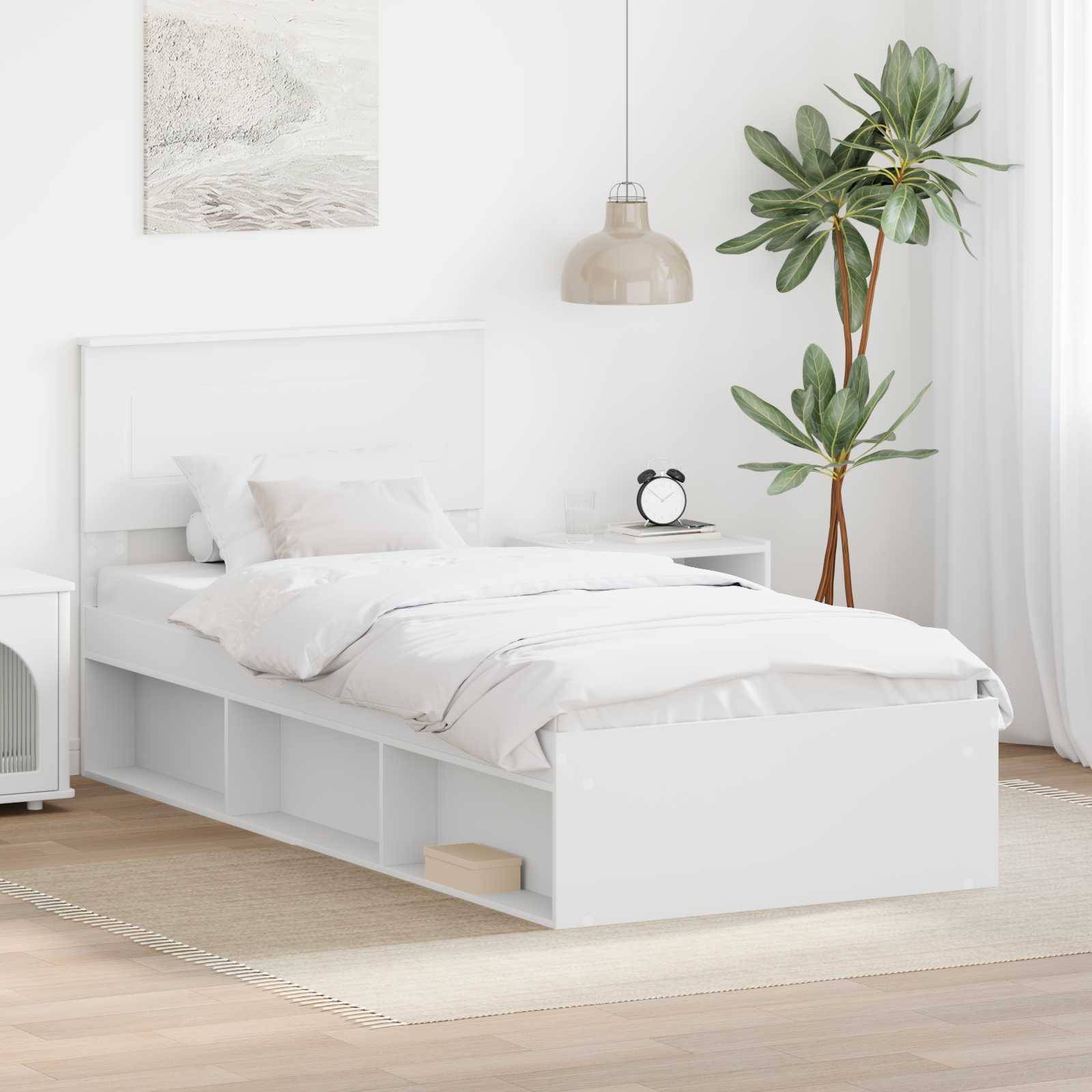 Ein modernes Schlafzimmer mit einem ordentlich gemachten weißen Bett, Pflanzen, einer Pendelleuchte und einem Nachttisch. Ruhiges und minimalistisches Design.