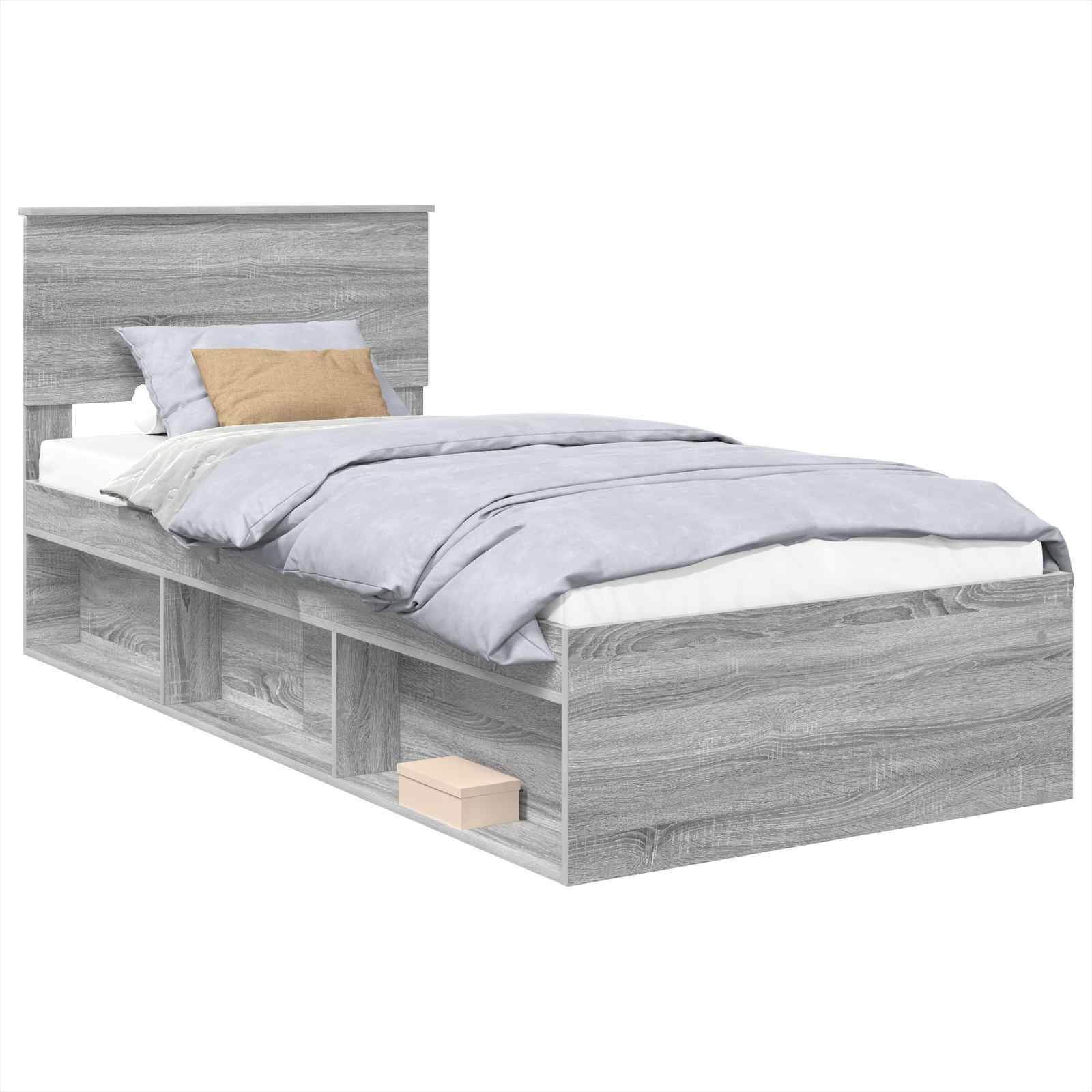 Ein grauer Holzbett mit Kopfteil, Bettwäsche und integrierten Regalen darunter, einschließlich einer kleinen Box auf dem Boden.