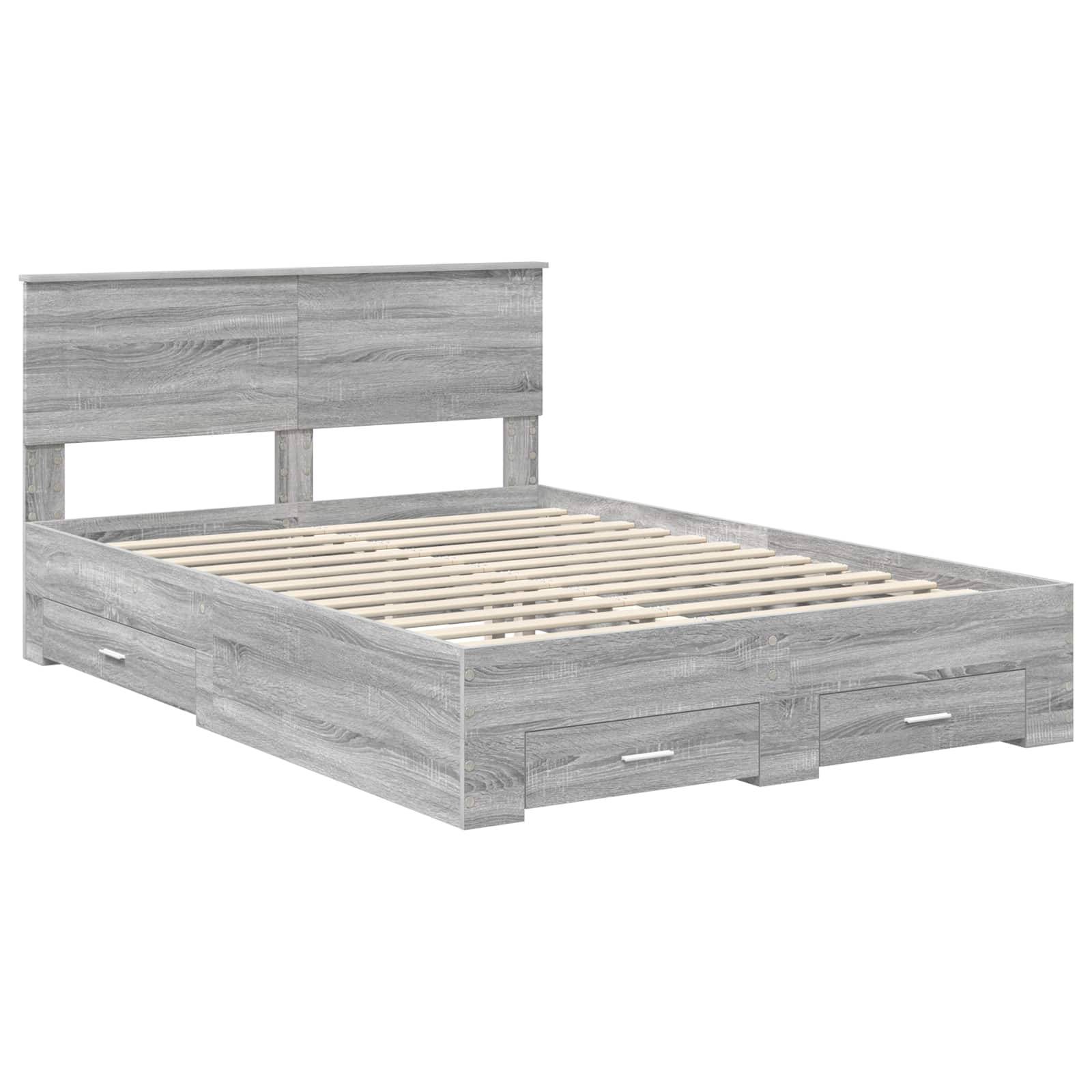 Ein Holzbettgestell mit Kopfteil verfügt über mehrere integrierte Aufbewahrungsschubladen unterhalb des Bettes. Das Holz hat eine hellgraue Oberfläche.