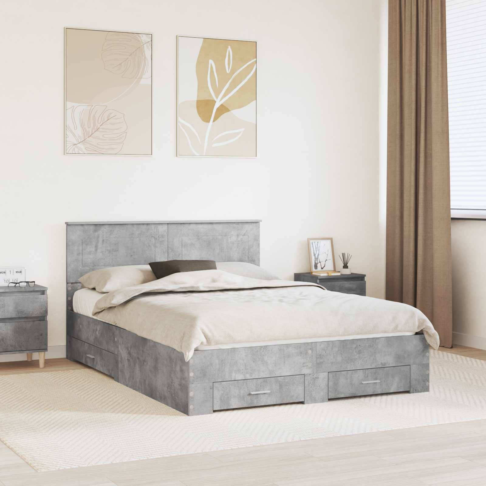 Ein modernes Schlafzimmer mit einem grauen Bett, das Schubladen zur Aufbewahrung hat. Zwei abstrakte Kunstwerke hängen darüber. Ein Nachttisch und eine Vase mit Pflanzen stehen neben dem Bett.