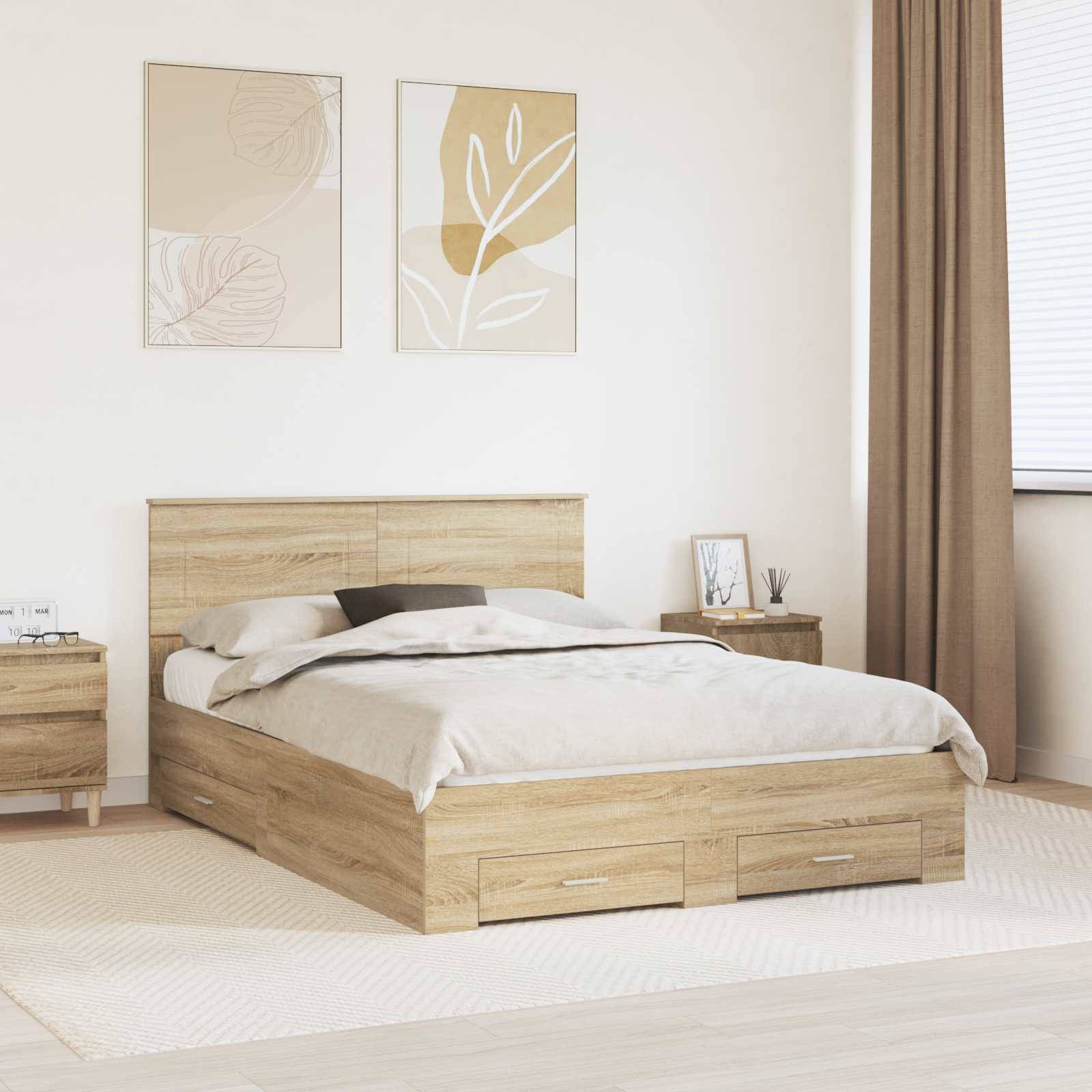 Ein minimalistisches Schlafzimmer mit einem Holzbett, das Schubladen zur Aufbewahrung hat, zwei passenden Nachttischen, abstrakten Wandkunstwerken und einem hellen Fenster.