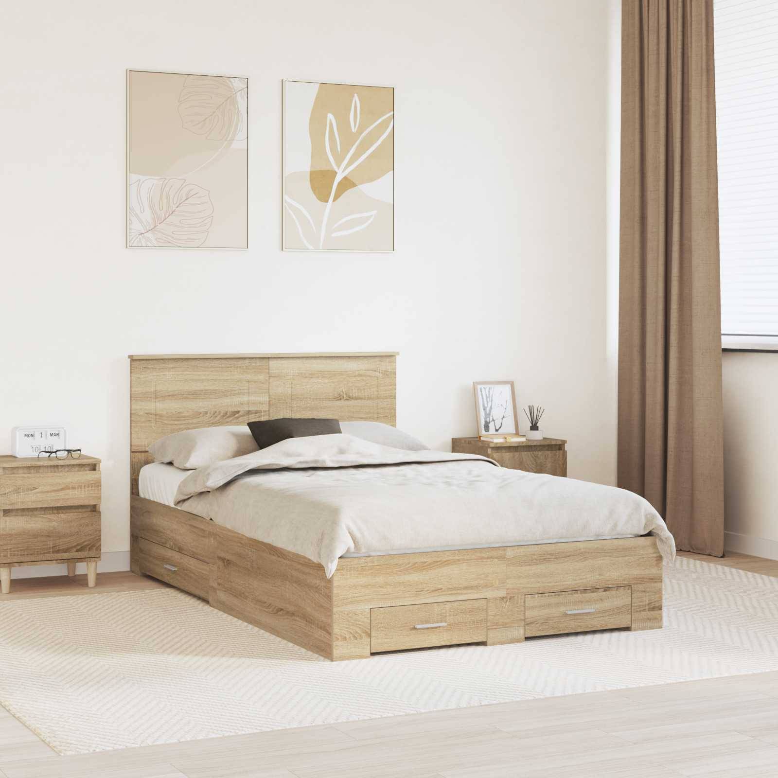 Ein minimalistisches Schlafzimmer zeigt ein Holzbett mit Staurageschubladen, neutrale Bettwäsche, ein passendes Nachtkästchen und gerahmte Blattkunst an der Wand.