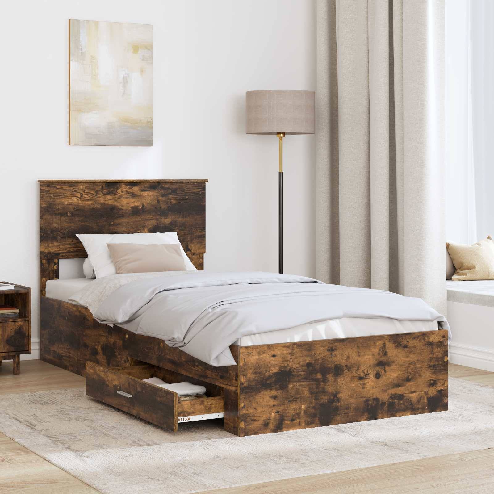 Ein gemütliches Schlafzimmer mit einem Holzbett mit integriertem Stauraum, weißer Bettwäsche, einem beigen Teppich, einem Nachttisch, einer Stehlampe und einer Fensterbank zum Sitzen.