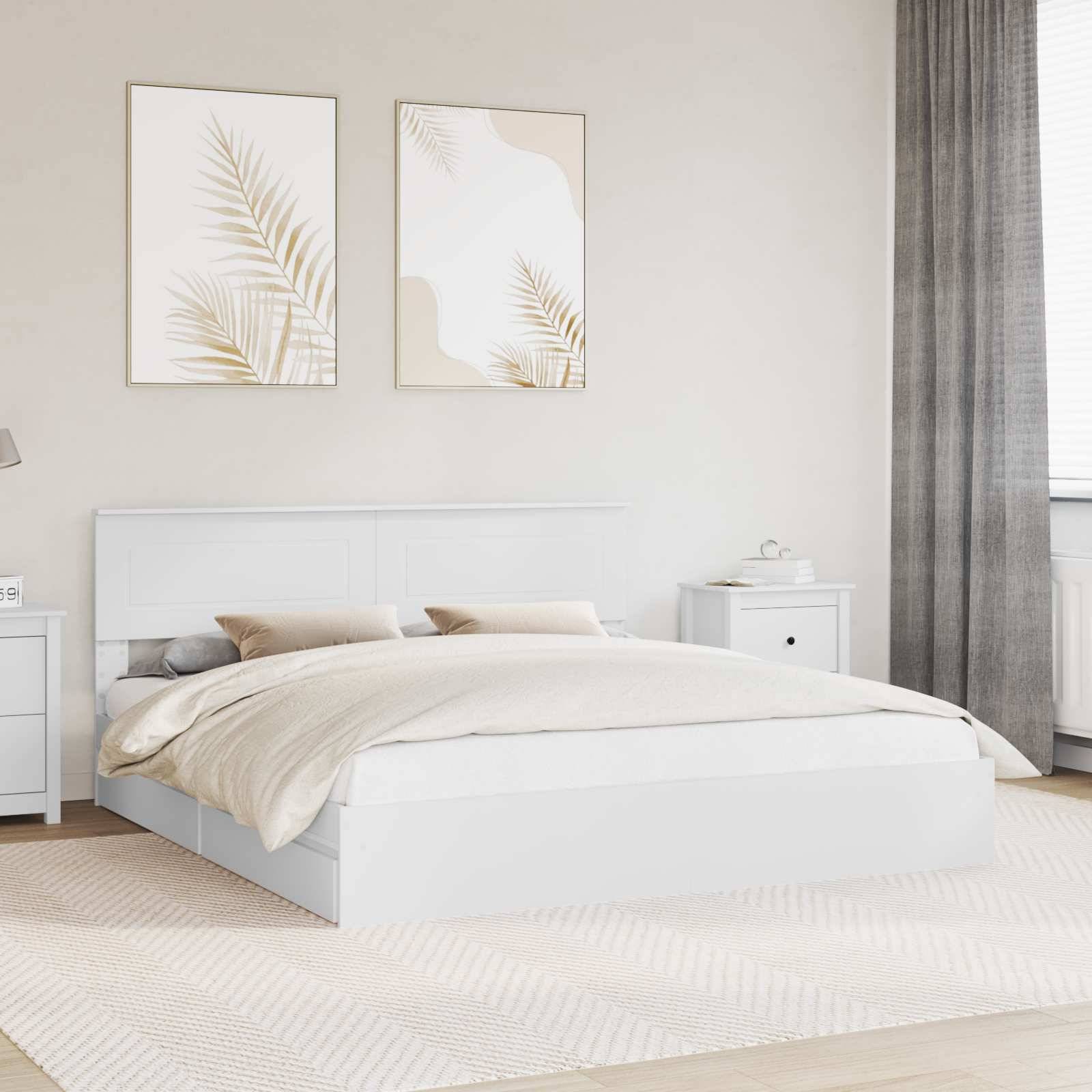 Ein modernes Schlafzimmer mit einem weißen Plattformbett, beigefarbener Bettwäsche und zwei abstrakten Blattkunstwerken darüber. Ein grauer Vorhang und ein weißer Nachttisch vervollständigen die Einrichtung.