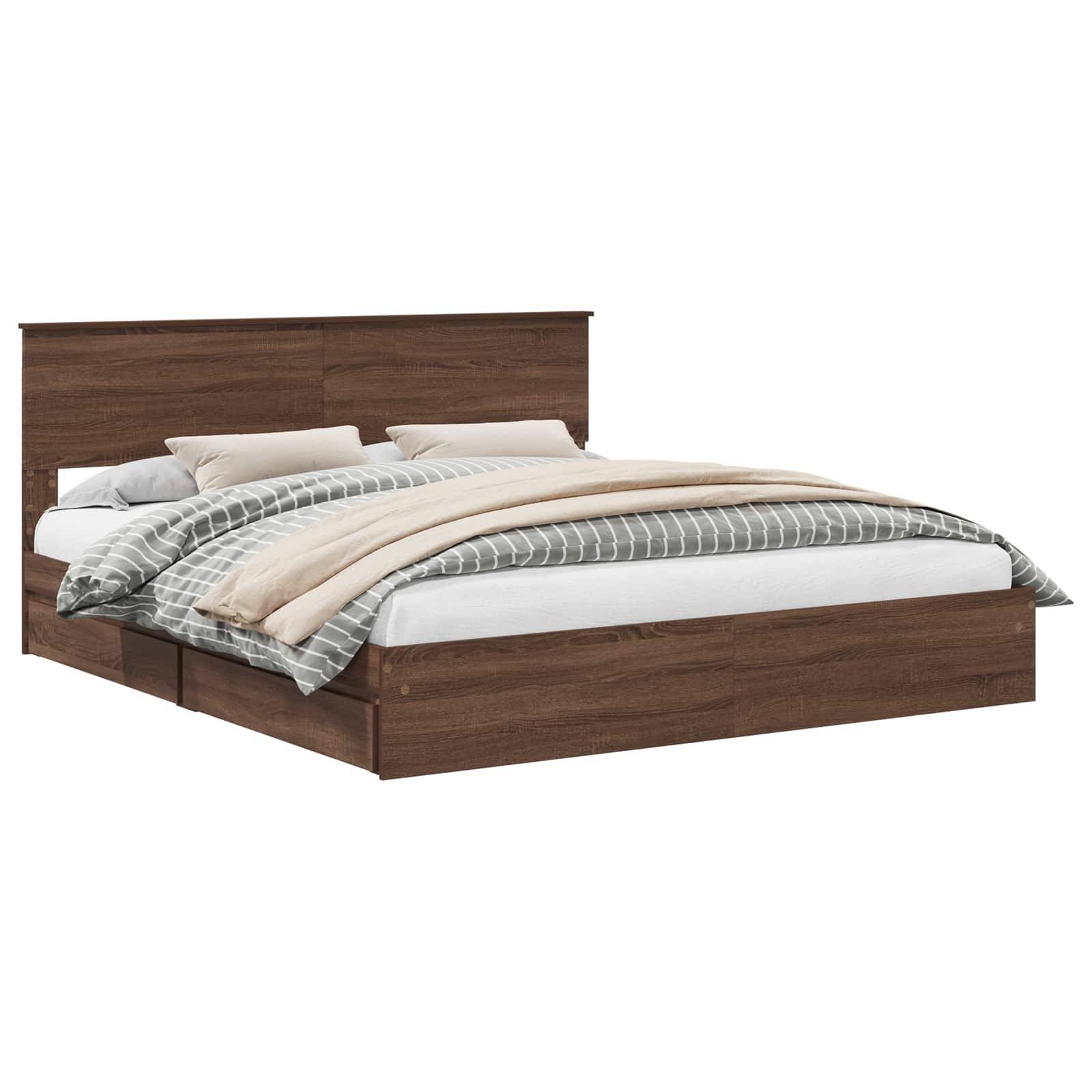 Ein Holzbett mit Kopfteil, bedeckt mit beige und grau gestreifter Bettwäsche, auf weißem Hintergrund präsentiert.
