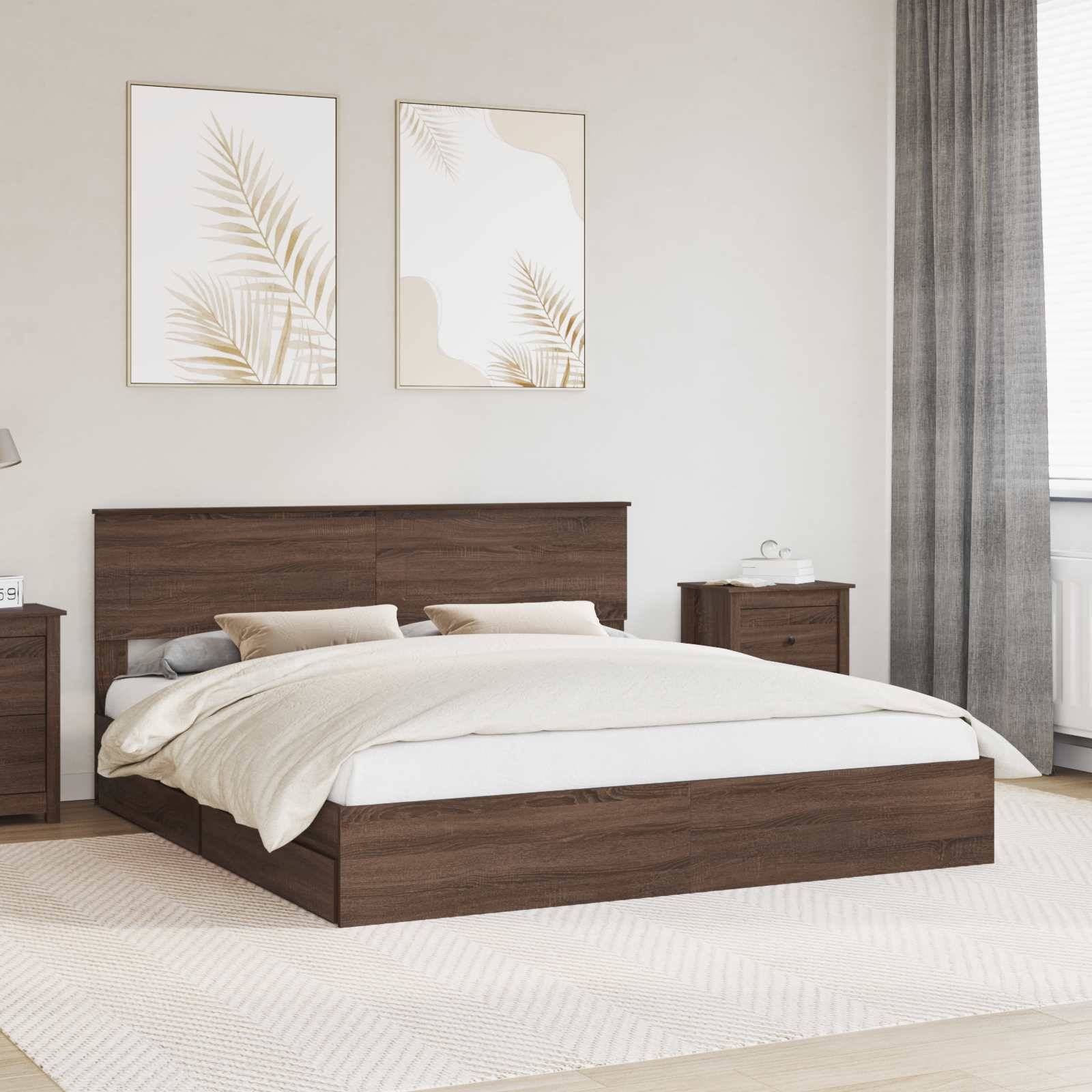 Ein modernes Schlafzimmer mit einem Holzbett, weißer Bettwäsche, zwei pflanzenthematischen Kunstwerken an der Wand und natürlichem Licht von einem Fenster.