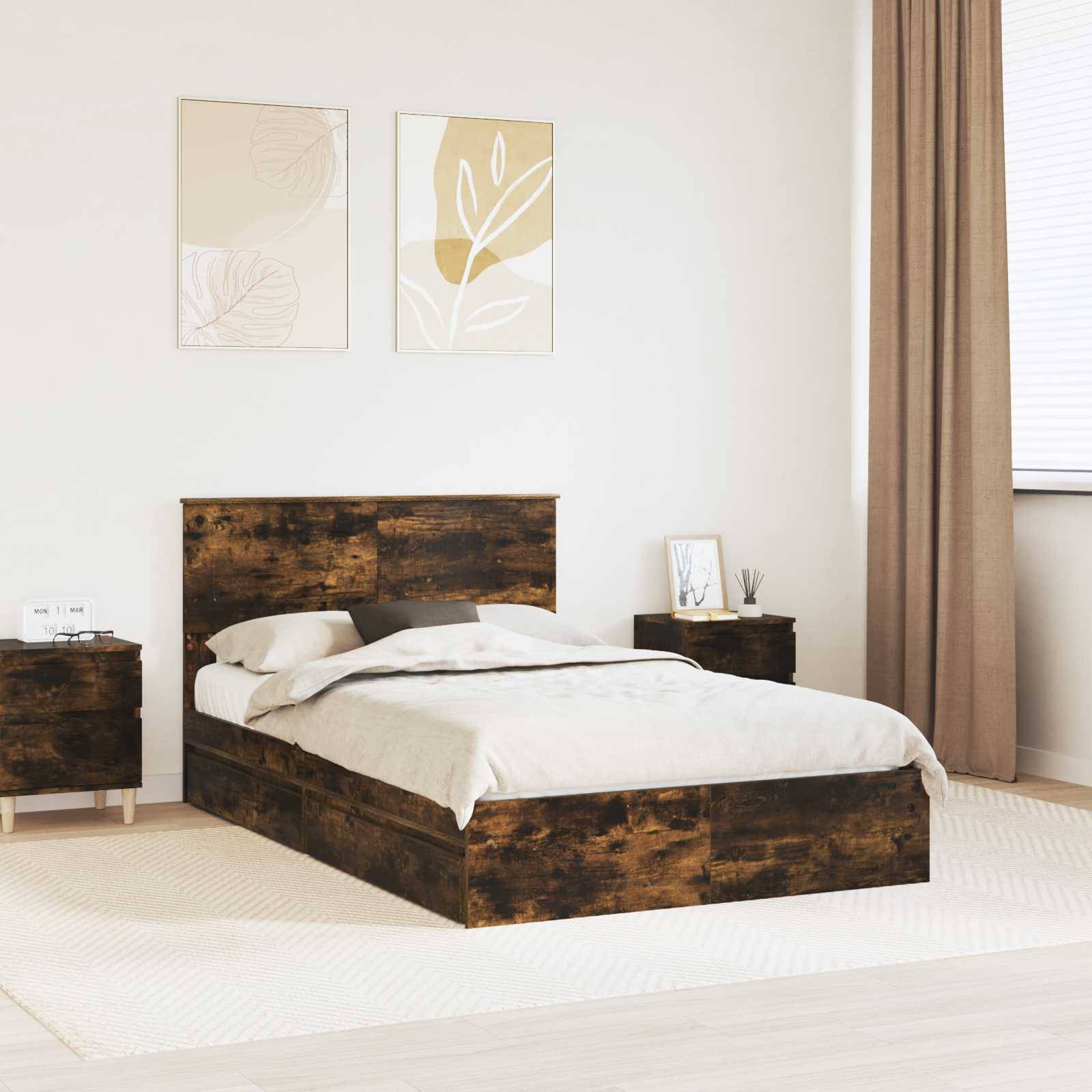 Ein minimalistisches Schlafzimmer mit einem Holzbett mit beiger Bettwäsche, passenden Nachttischen, gerahmten Blattdrucken an der Wand und beigen Vorhängen.