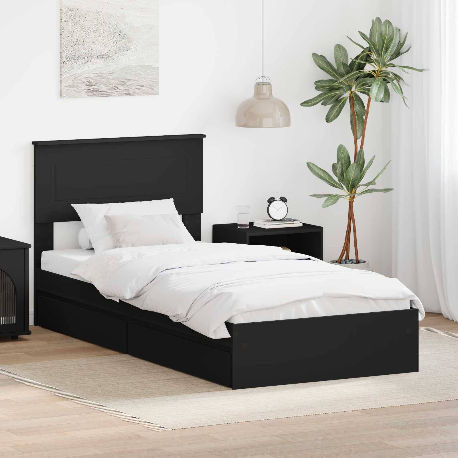 Ein minimalistisches Schlafzimmer mit einem schwarzen Bett, weißer Bettwäsche, Nachttischen, einer Topfpflanze und einer hängenden Lampe, die eine ruhige Atmosphäre schafft.