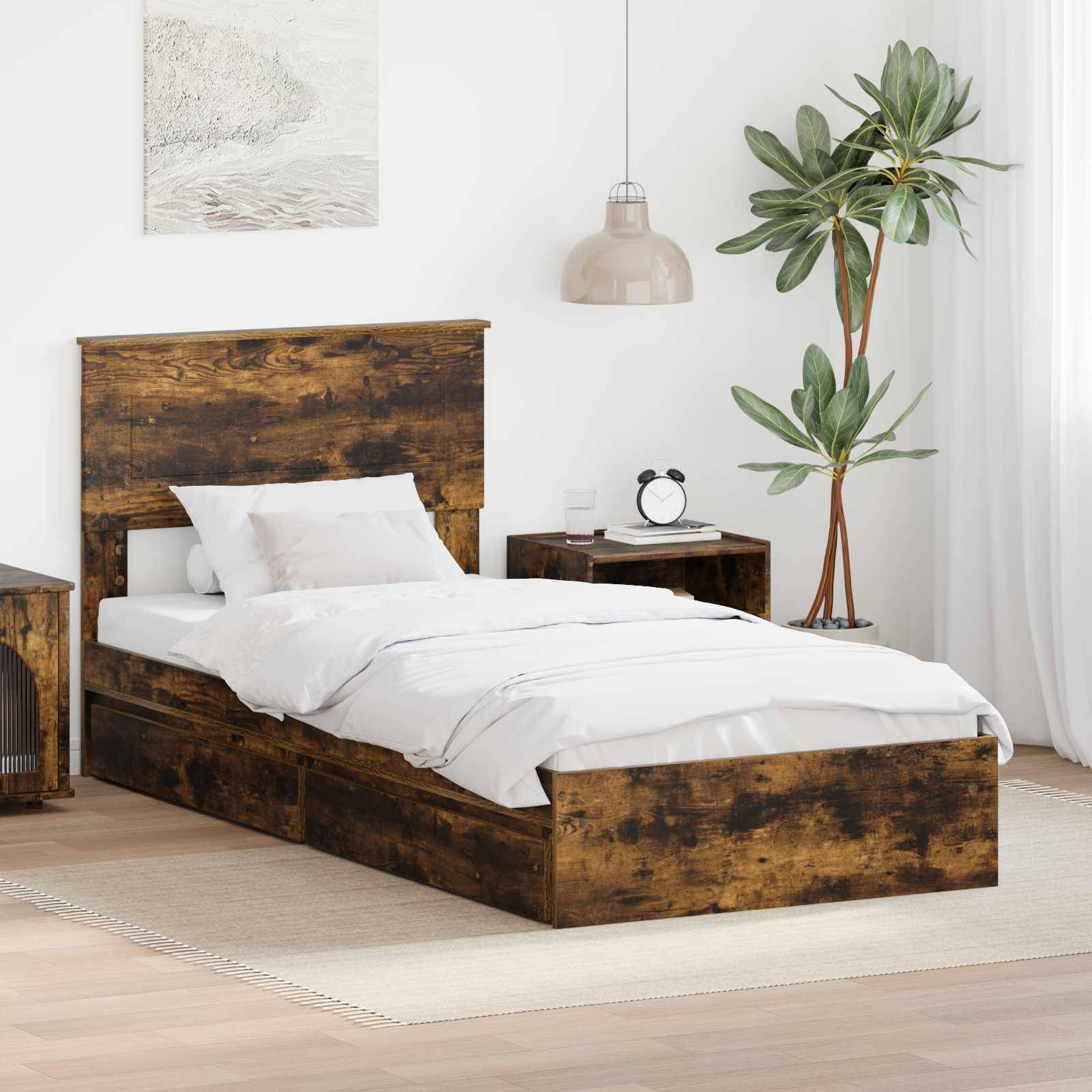 Ein Schlafzimmer mit einem Holzbett mit Schubladen zur Aufbewahrung, einem Nachttisch, einer Lampe und einer großen Pflanze. Neutrale Töne schaffen eine gemütliche Atmosphäre.