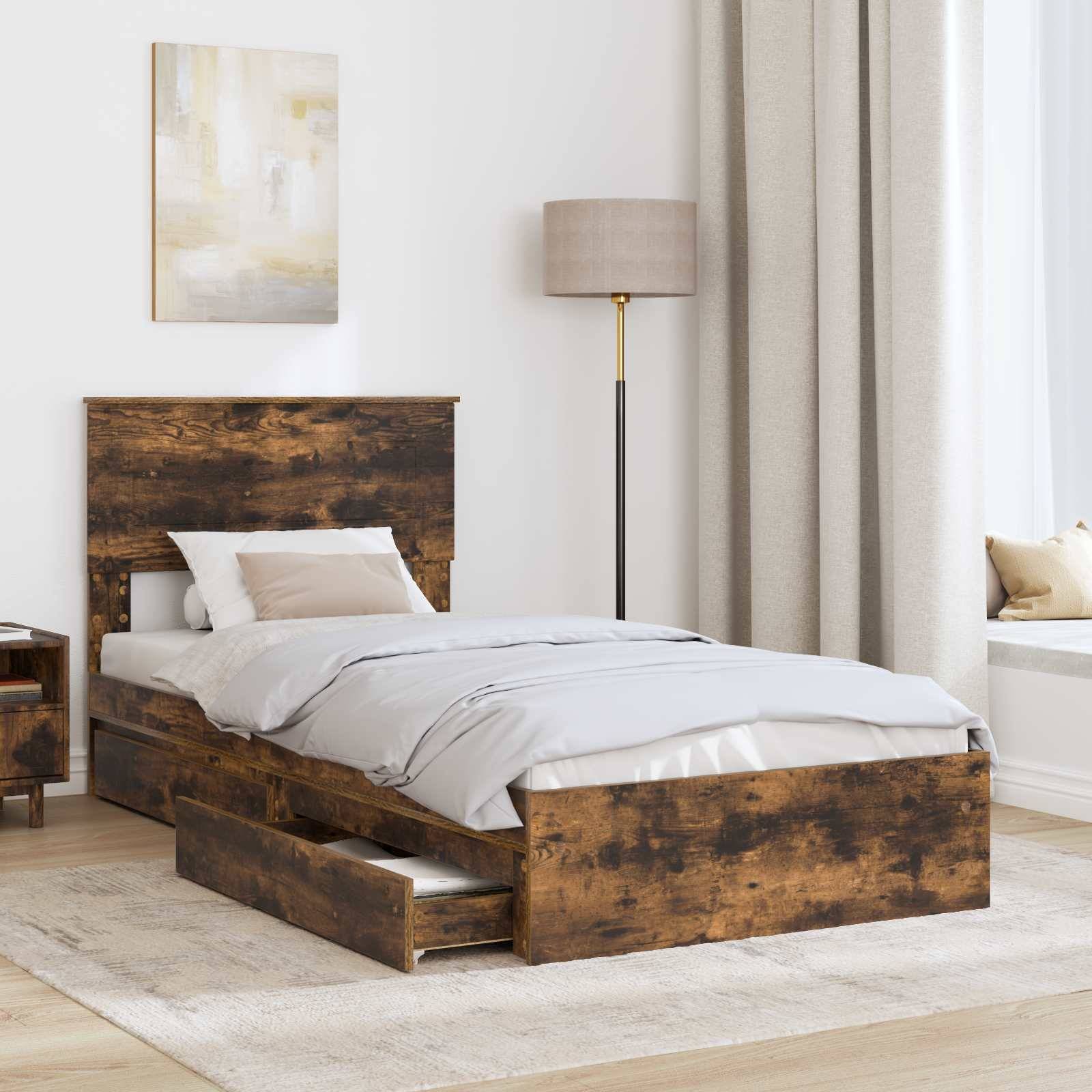 Ein rustikales Holzbett mit grauer Bettwäsche steht an einer Wand mit einem gerahmten abstrakten Gemälde. Ein Nachttisch hält eine Lampe und Dekoration.