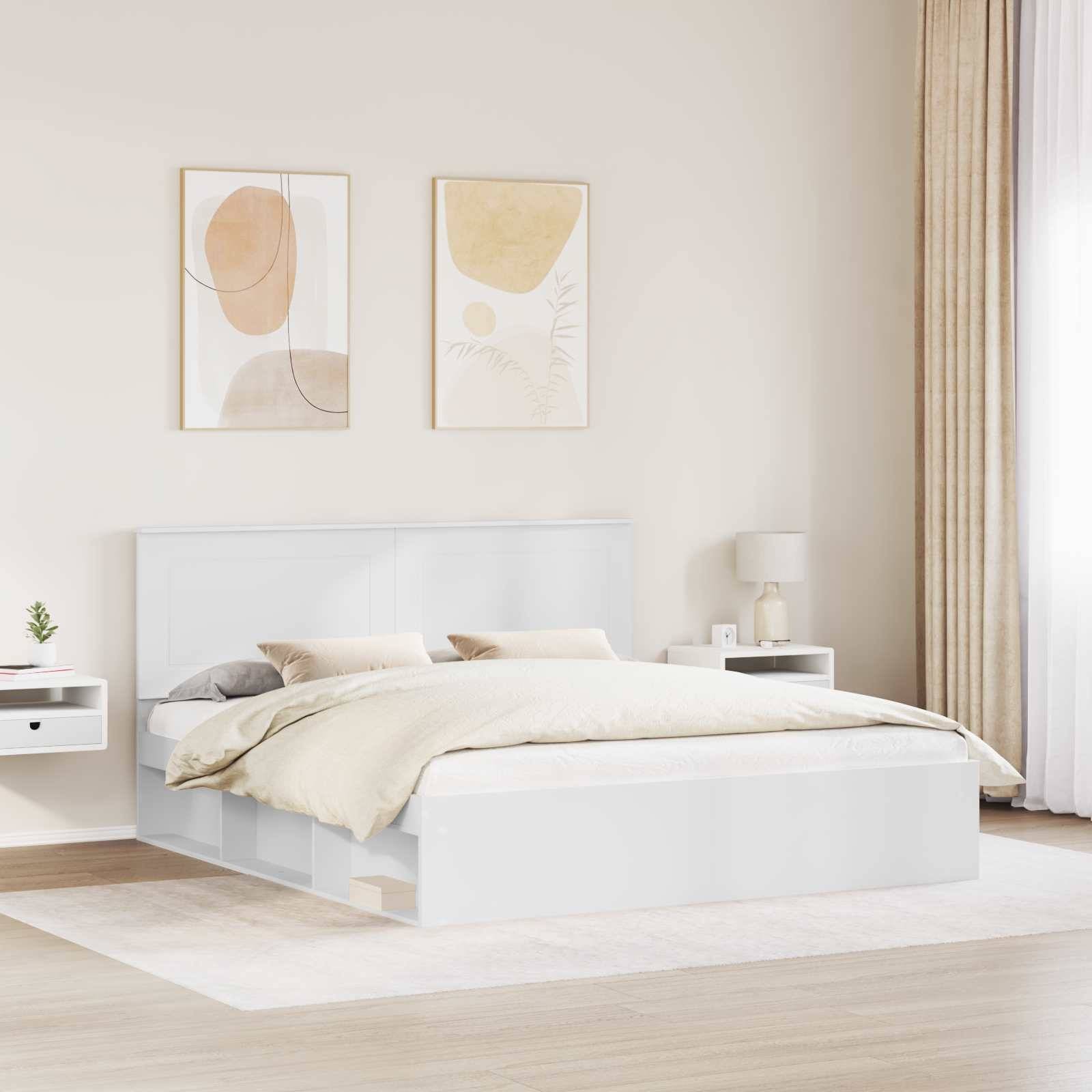 Ein modernes Schlafzimmer mit einem weißen Plattformbett, neutraler Bettwäsche, schwebenden Nachttischen, abstrakter Kunst über dem Bett und einem großen Fenster.