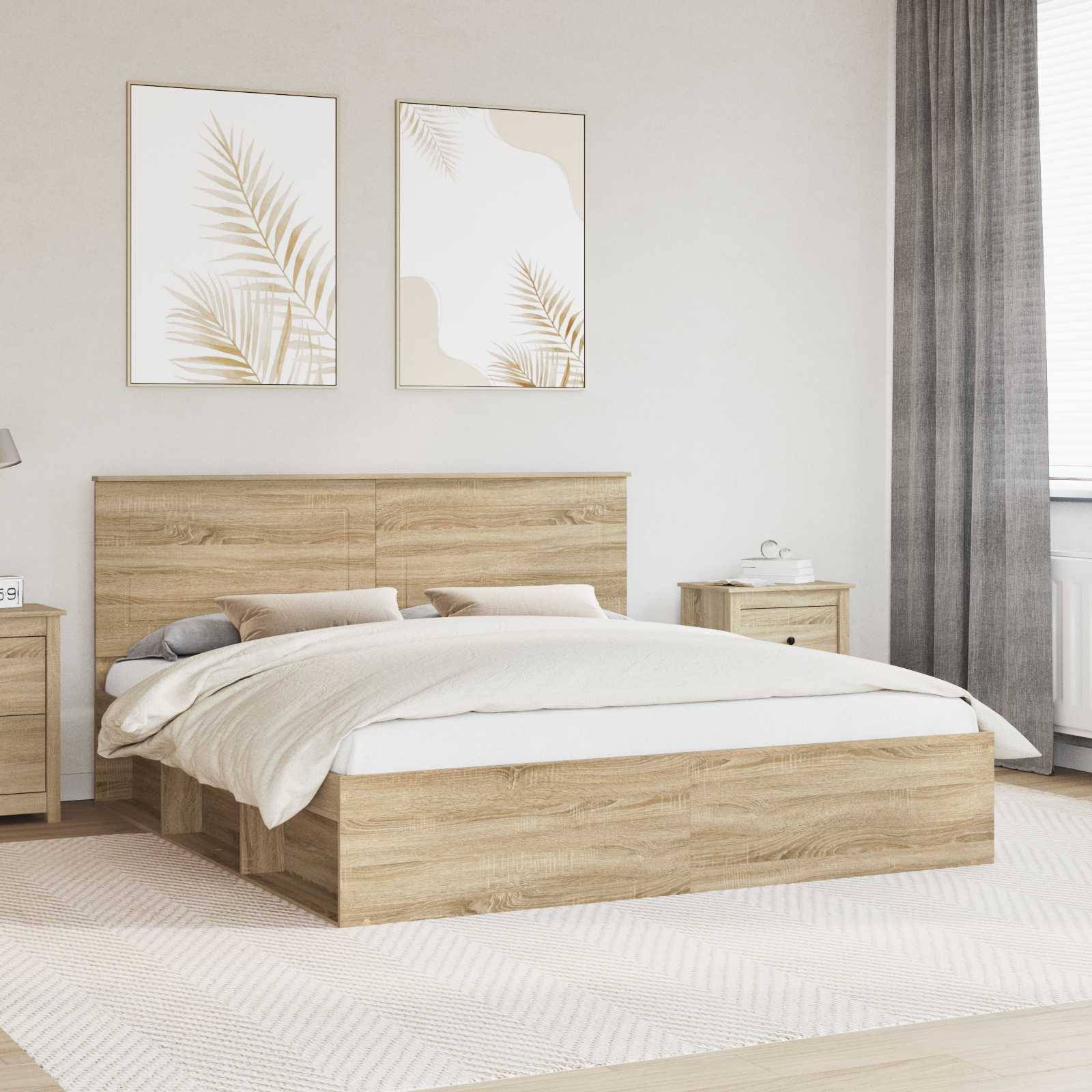 Ein modernes Schlafzimmer mit einem Holzbett, weißer Bettwäsche, einem beigen Teppich und zwei blattgemusterten Kunstwerken an einer beigen Wand. Natürliches Licht fällt durch ein Fenster herein.