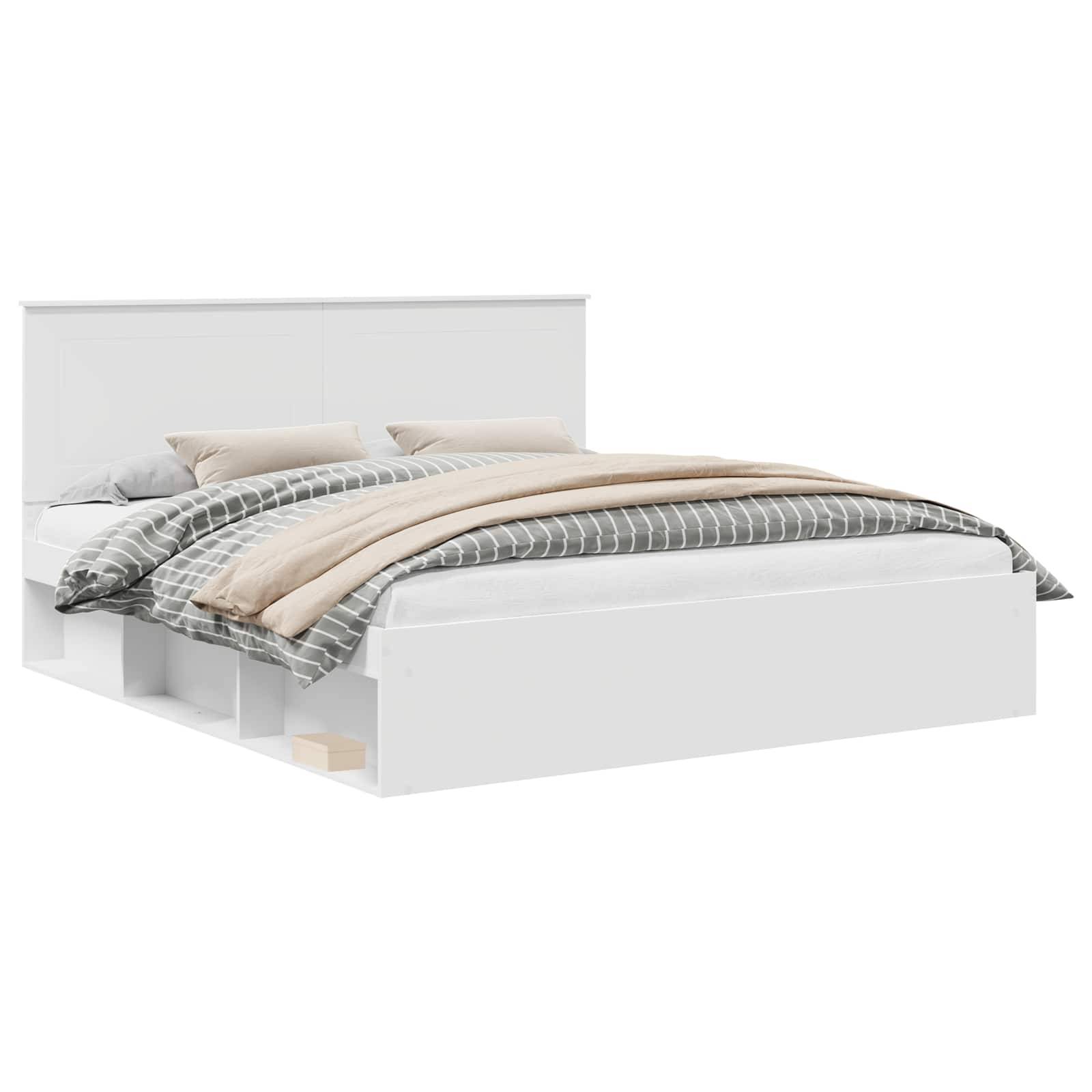 Ein weißes Plattformbett mit Kopfteil, ausgestattet mit einer beige-grauen gestreiften Bettdecke und passenden Kissen. Stauraumfächer sind darunter sichtbar.