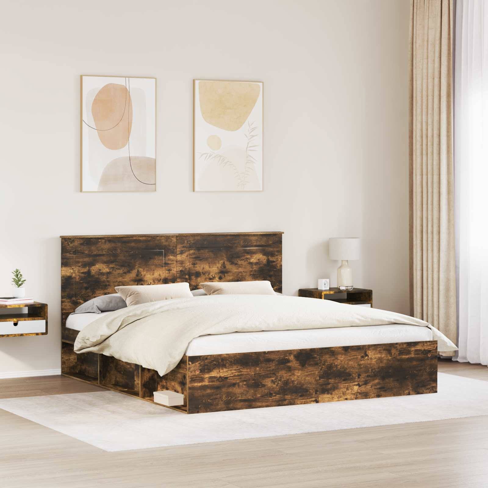 Ein modernes Schlafzimmer mit einem großen Bett aus dunklem Holz mit weißer Bettwäsche. Zwei abstrakte Kunstwerke hängen über dem Bett. Eine Lampe und eine Topfpflanze stehen auf Beistelltischen.