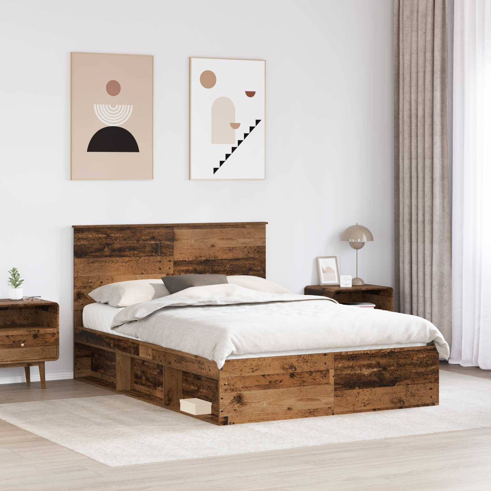 Ein Schlafzimmer mit einem rustikalen Holzbett, weißen Bettwäschestücken, einem Nachttisch mit einer Lampe und zwei abstrakten Kunstdrucken an der Wand.