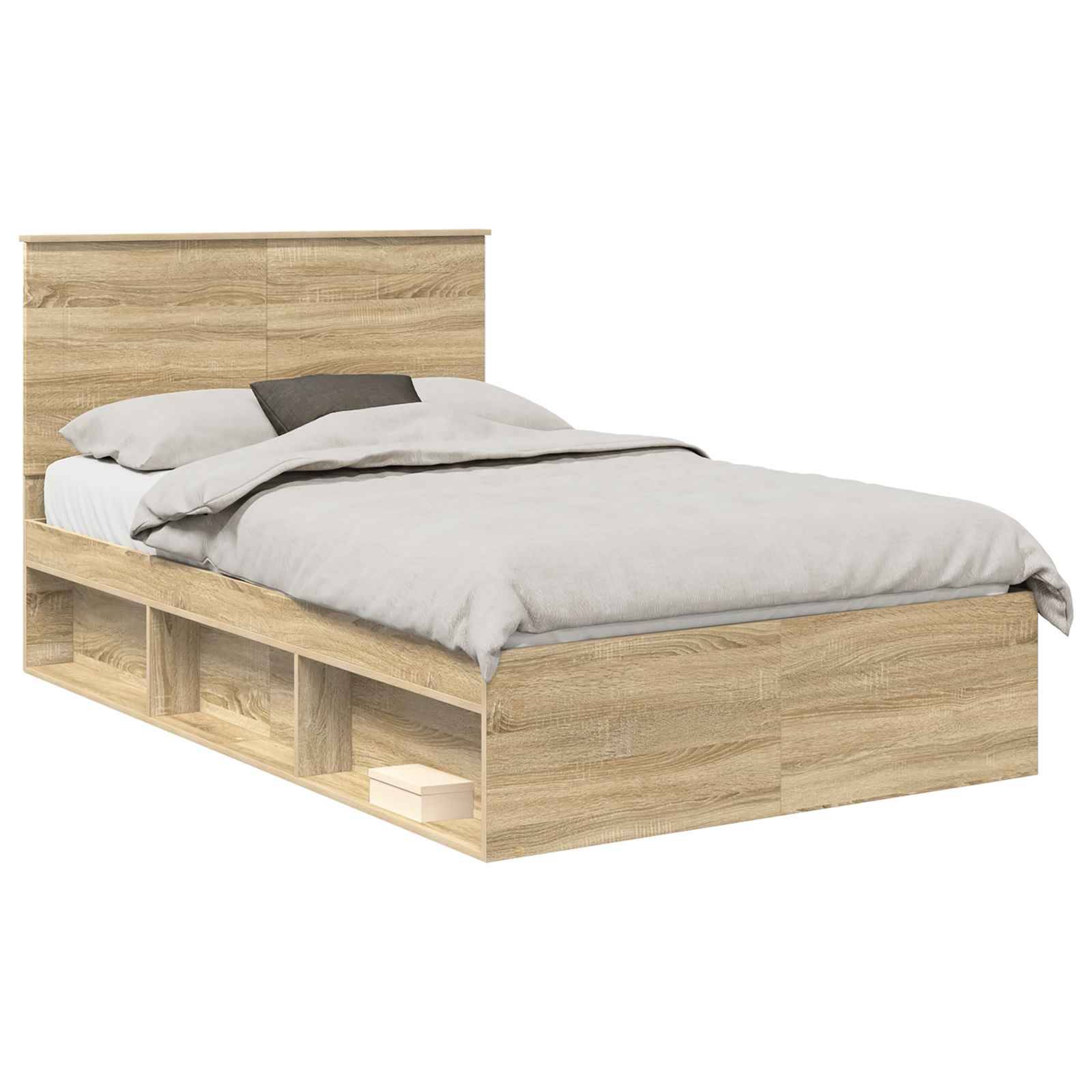 Ein Holzbettgestell mit Kopfteil verfügt über Ablageregale an den Seiten. Das Bett ist mit hellgrauer Bettwäsche und Kissen bezogen.