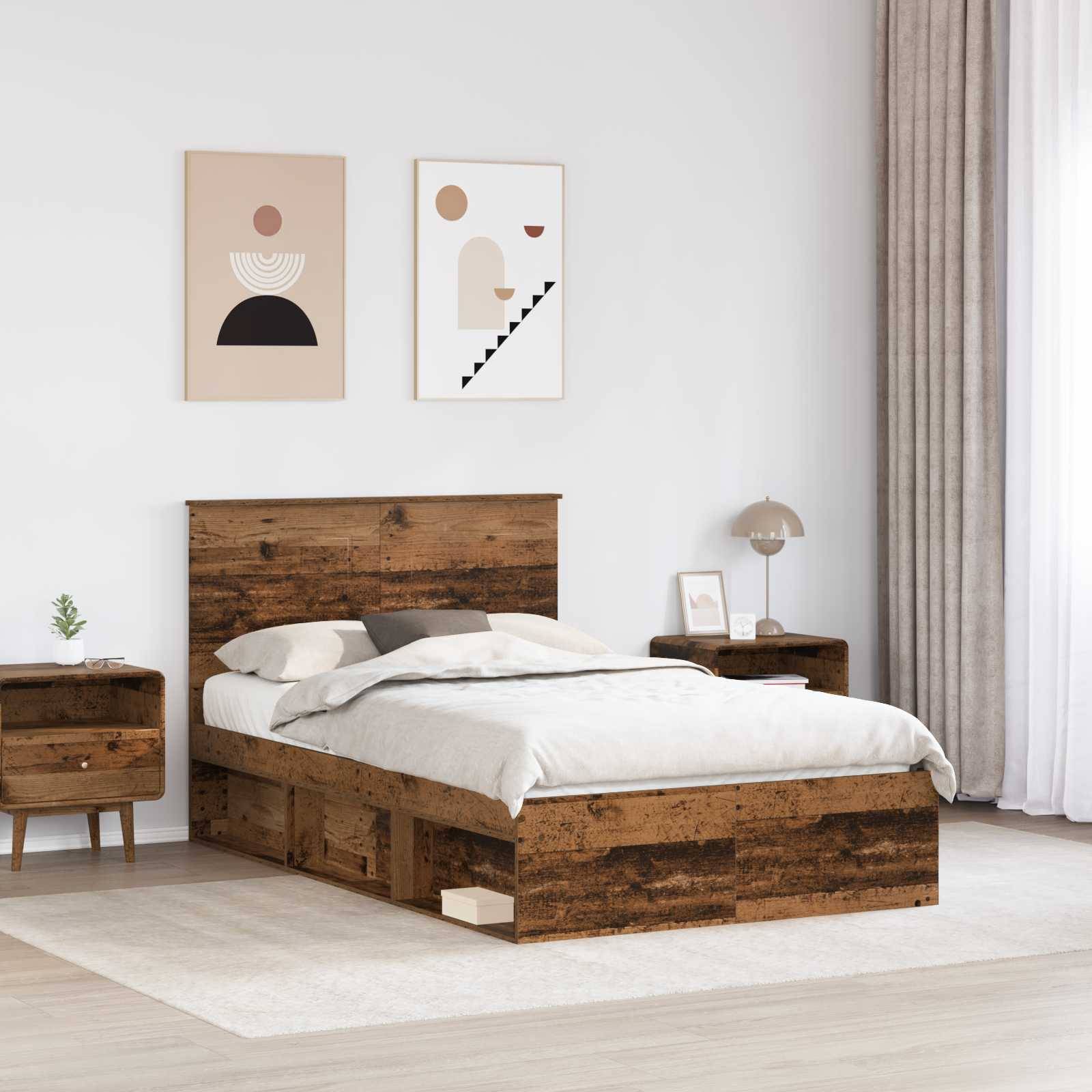 Ein modernes Schlafzimmer mit einem Holzbett mit weißer Bettwäsche, passenden Nachttischen, einem beigen Teppich, abstrakter Wandkunst und einer Tischlampe.