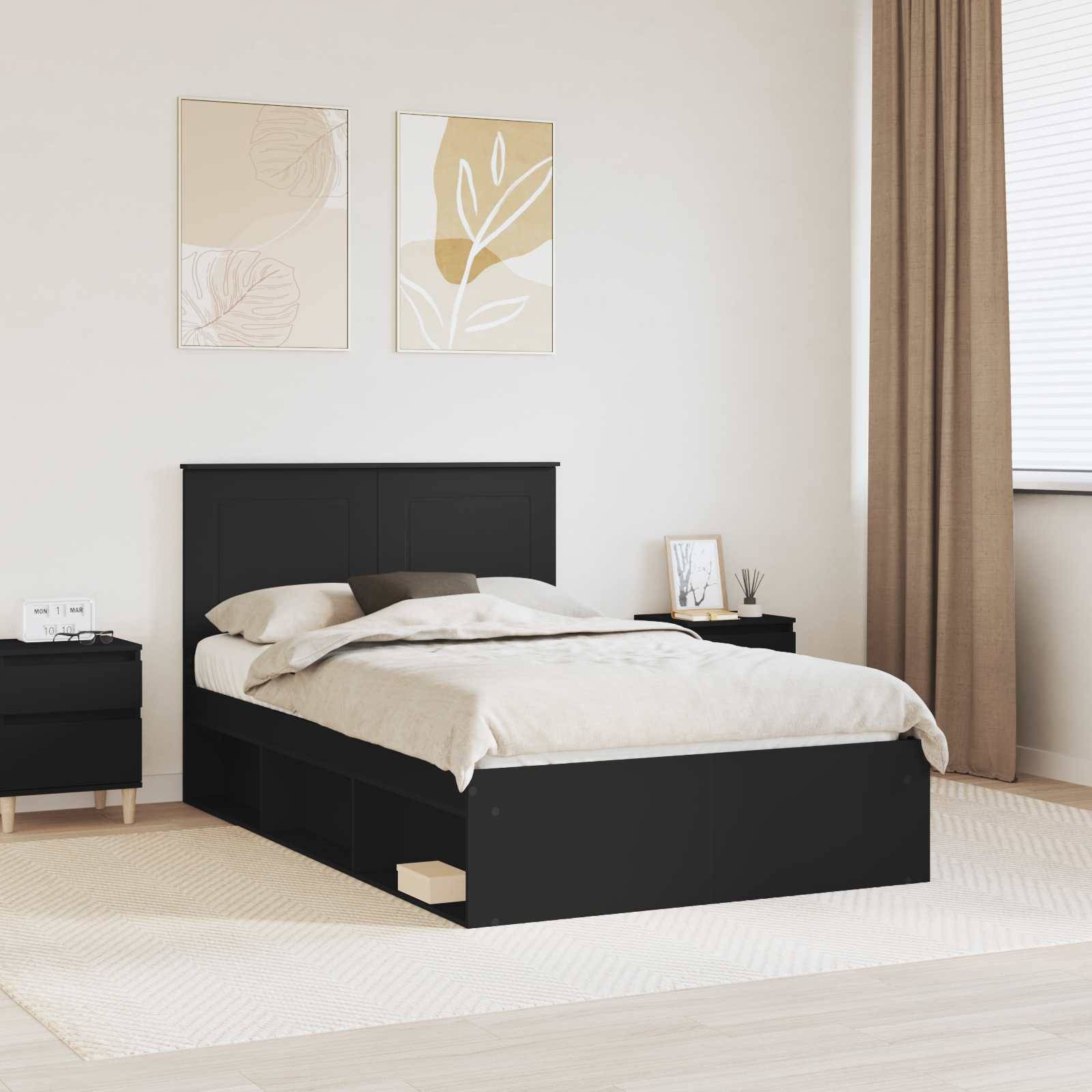 Modernes Schlafzimmer mit einem schwarzen Bett, das mit beigefarbener Bettwäsche ausgestattet ist, passenden Nachttischen, abstrakter Wandkunst und einem Fenster mit geschlossenen Jalousien.