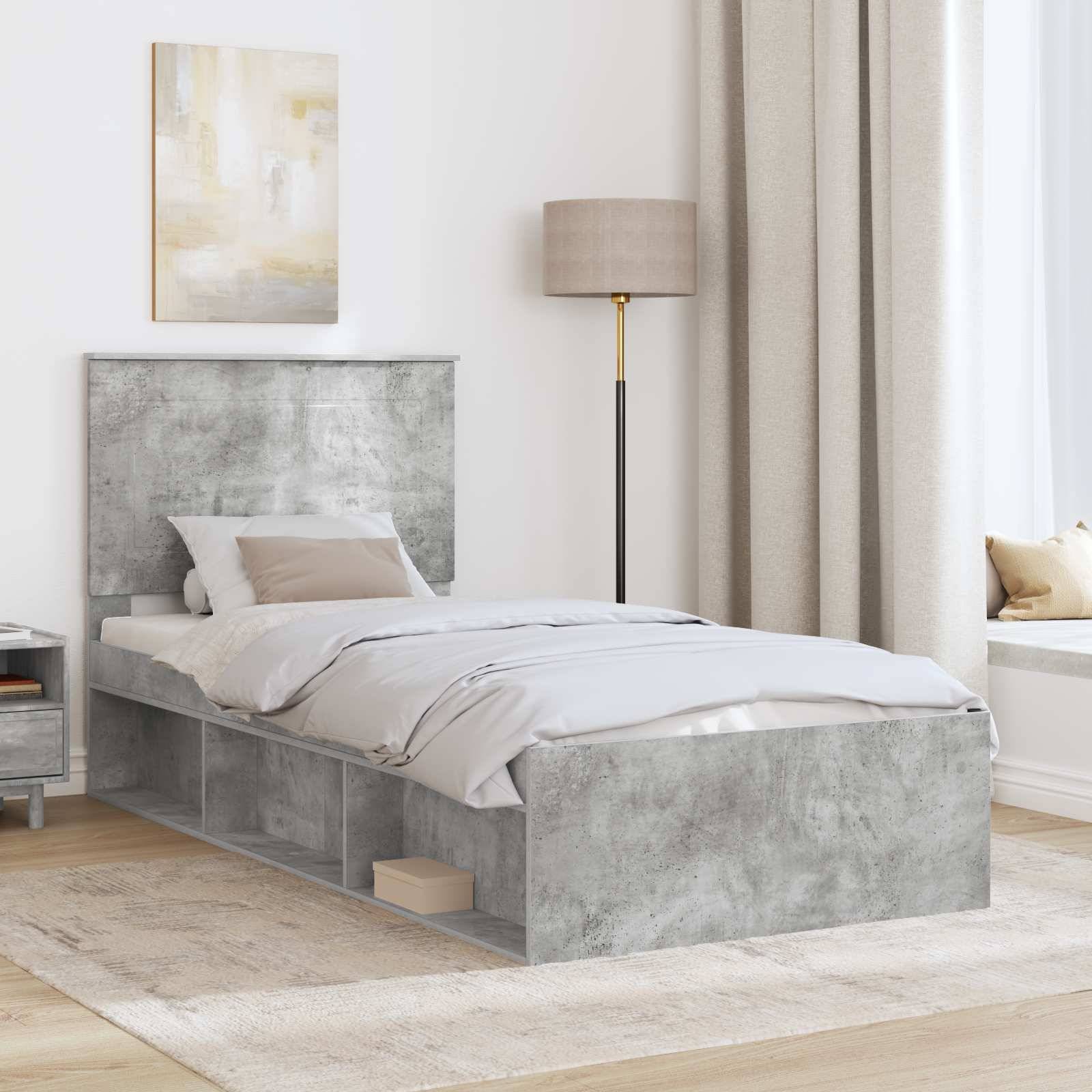 Ein modernes Schlafzimmer zeigt ein graues Bett mit integriertem Stauraum, weiße Bettwäsche, einen grauen Teppich, eine Stehlampe, Vorhänge und abstrakte Wandkunst.