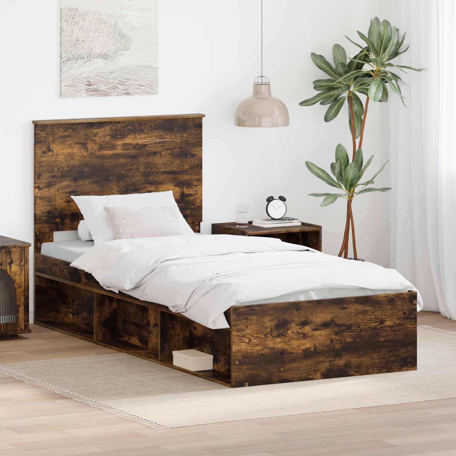 Ein gemütliches Schlafzimmer mit einem rustikalen Holzbett, weißer Bettwäsche, passendem Nachttisch, moderner Pendelleuchte, Topfpflanze und gerahmter Wandkunst.