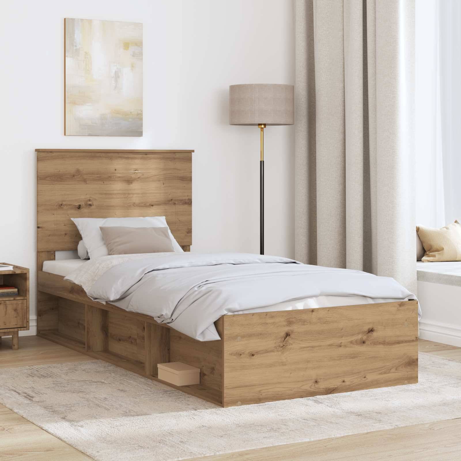 Ein aufgeräumtes Schlafzimmer mit einem Holzbett, weißer Bettwäsche und einem Nachttisch. Eine Stehlampe und eine Fensterbank mit Kissen befinden sich in der Nähe.