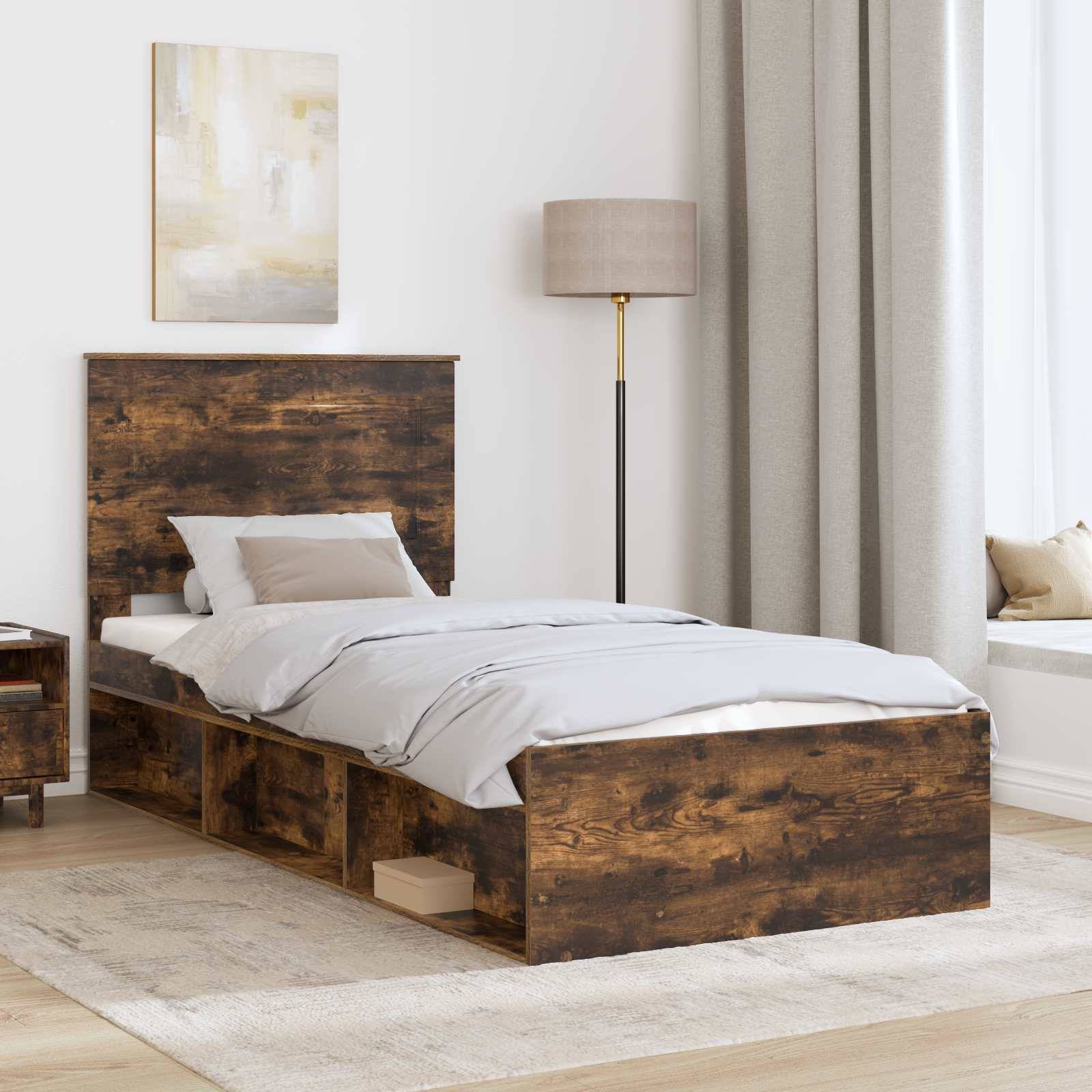 Ein gemütliches Schlafzimmer mit einem Bett aus dunklem Holz, das eingebaute Aufbewahrungsschubladen besitzt, einem hellgrauen Teppich, einer Stehlampe und einer Fensterbank mit beigen Kissen.