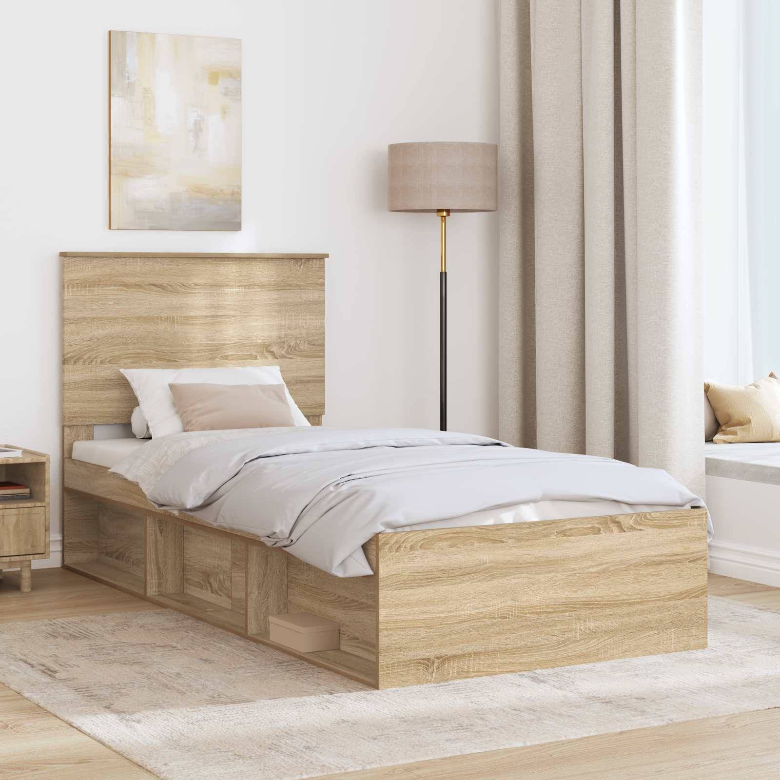 Ein modernes, minimalistisches Schlafzimmer mit einem Holzbett mit integrierten Schubladen, neutraler Bettwäsche, einer hohen Lampe und einer Fensterbank mit leichten Vorhängen.