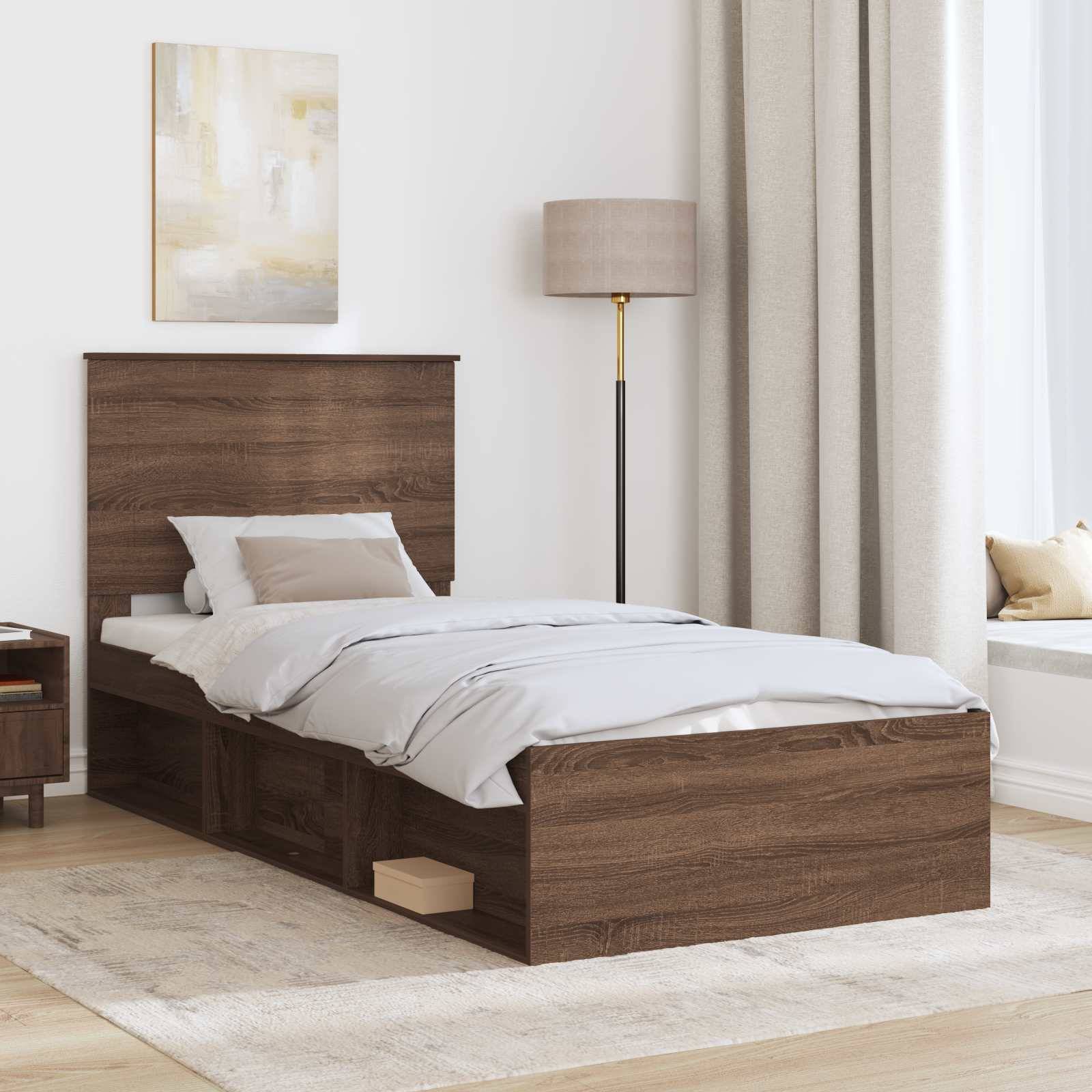 Ein modernes Schlafzimmer mit einem Holzbett, weißer Bettwäsche, einem beigen Teppich und einer Stehlampe. Neutrale Töne und ein großes Fenster sorgen für ein helles, luftiges Gefühl.