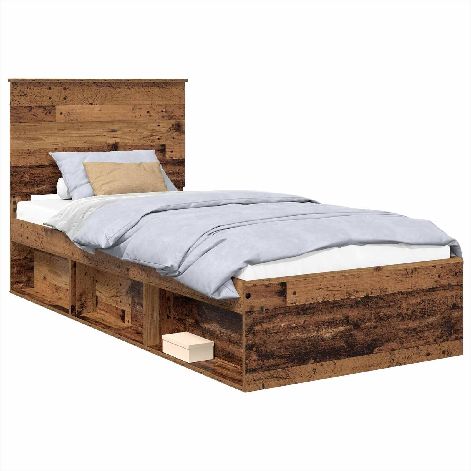 Ein Holzbettgestell mit integrierten Stauraumregalen darunter, einem rustikalen Finish und hellgrauer Bettwäsche mit einem beigen Akzenzkissen.