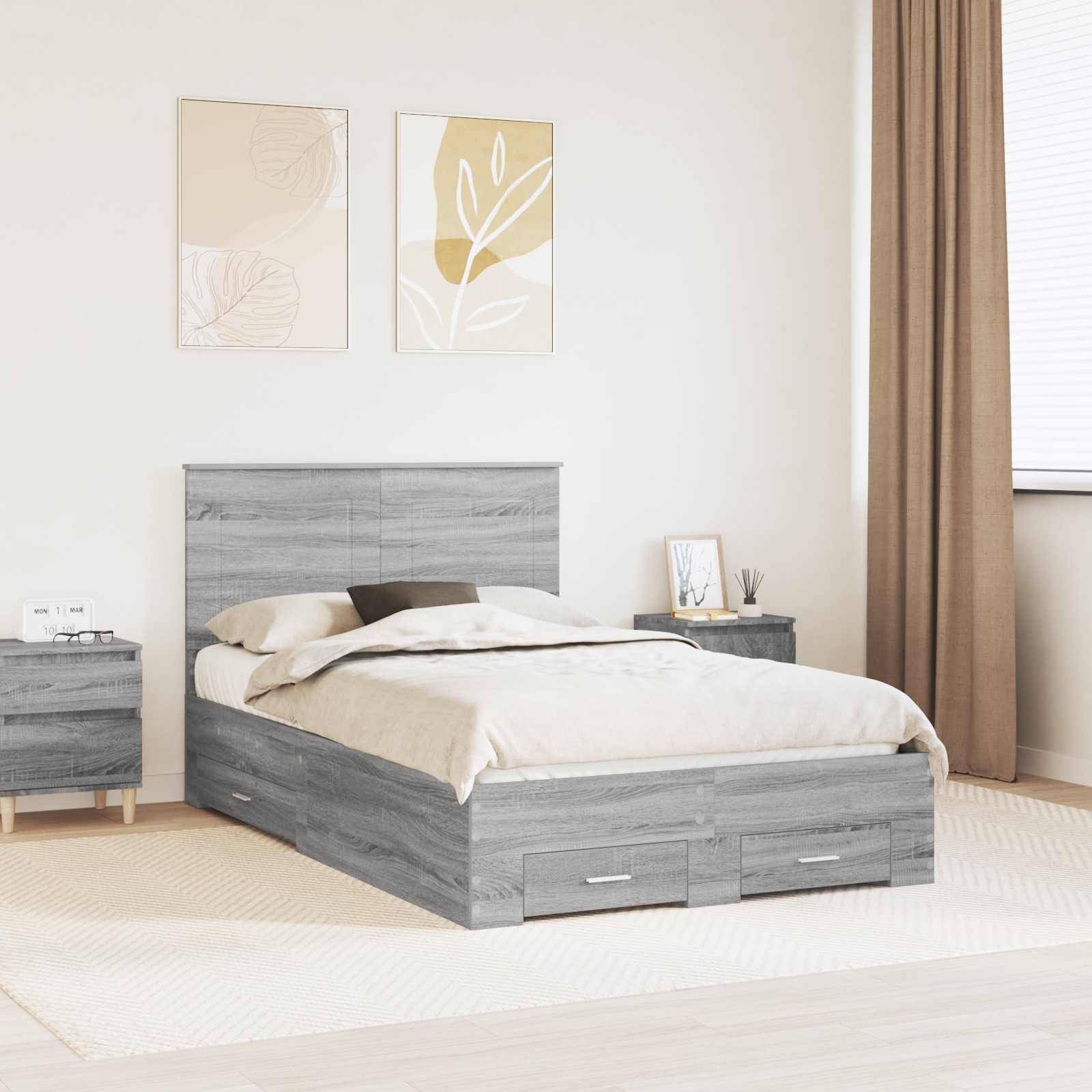 Ein modernes Schlafzimmer mit einem Holzbett mit Schubladen zum Verstauen, zwei Nachttischen, dekorativer Wandkunst und einem beigefarbenen Teppich auf dem Boden.