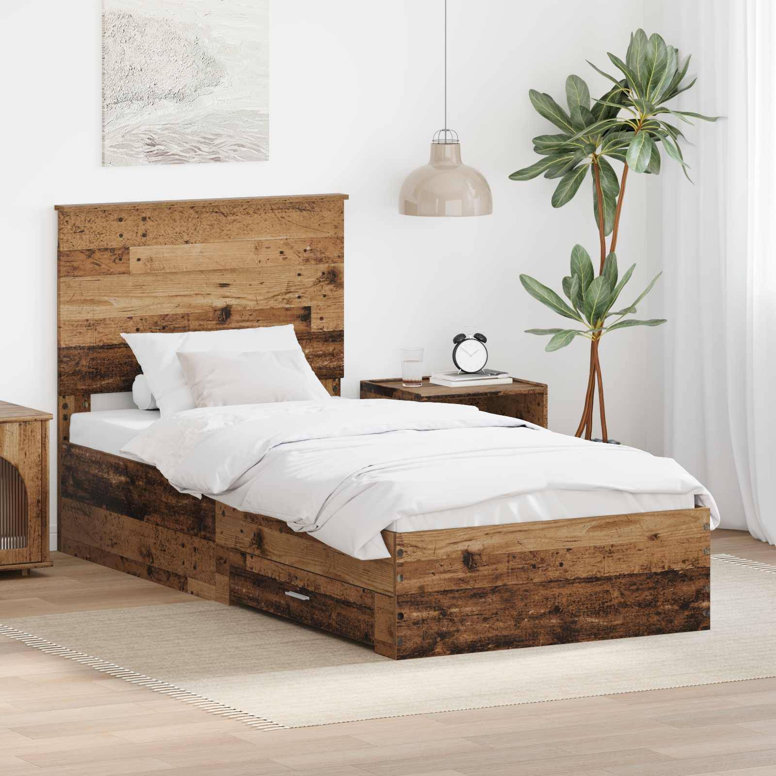 Ein gemütliches Schlafzimmer mit einem Holzbett und Nachttisch, weißer Bettwäsche, einer Topfpflanze, einer Hängelampe und einem Gemälde an der Wand.