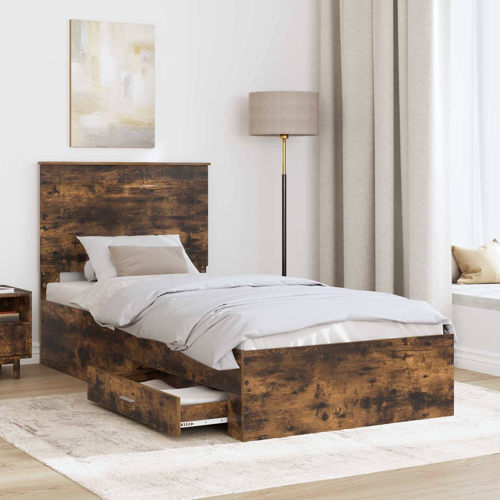 Ein Holzbett mit Schubladen zur Aufbewahrung, ordentlich gemacht mit grauer Bettwäsche, steht in einem modernen Zimmer mit einem Nachttisch, einer Lampe und einem Wandgemälde.