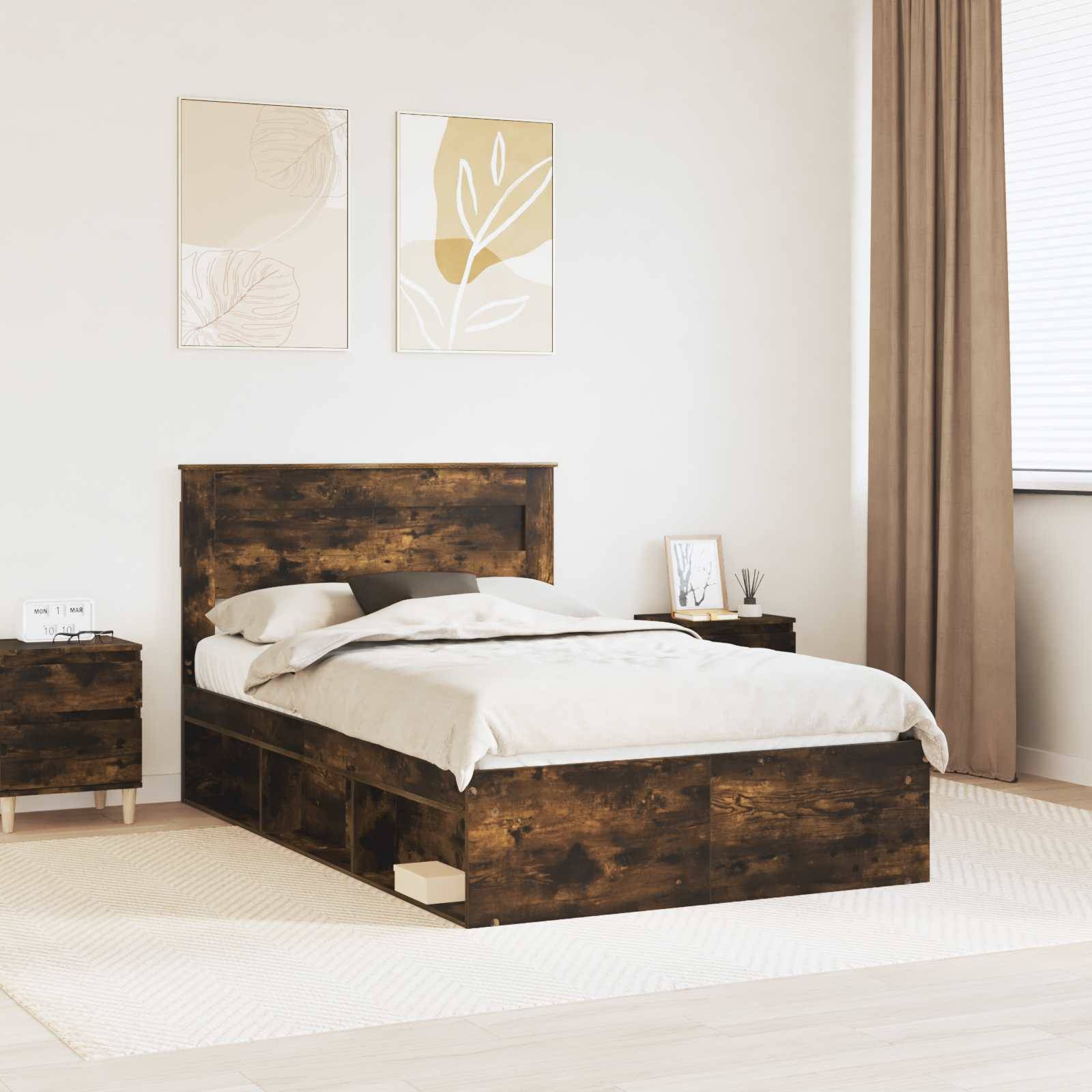 Ein Holzbett mit Schubladen zur Aufbewahrung darunter, in einem hellen Schlafzimmer mit beigen Wänden, passendem Nachttisch, gerahmten Kunstwerken und Fenstervorhängen.