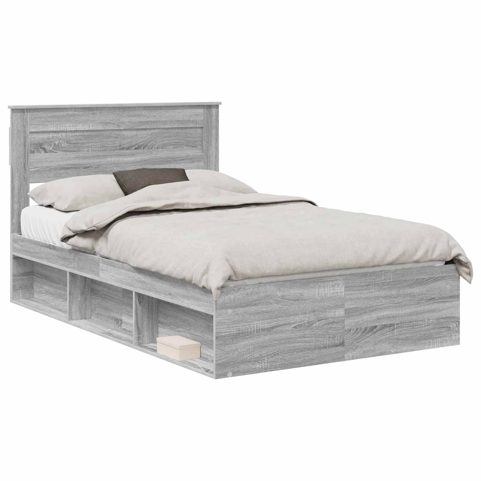 Ein grauer Holzbettrahmen mit hohem Kopfteil, Stauraumregalen darunter und ordentlich bezogener beiger Bettwäsche.