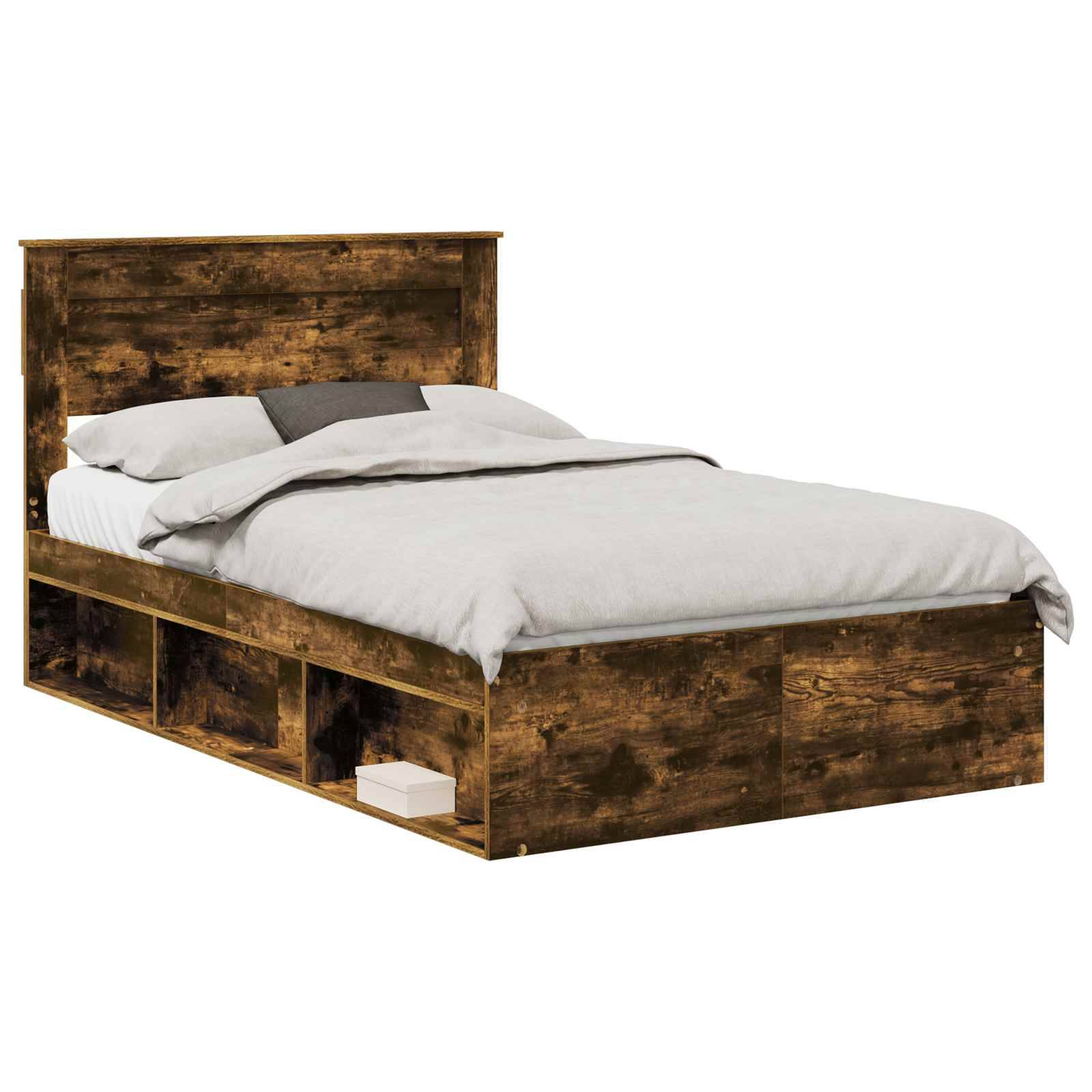 Ein rustikales Holzbett mit weißer Bettwäsche verfügt über Stauraum unter dem Bett mit offenen Fächern.
