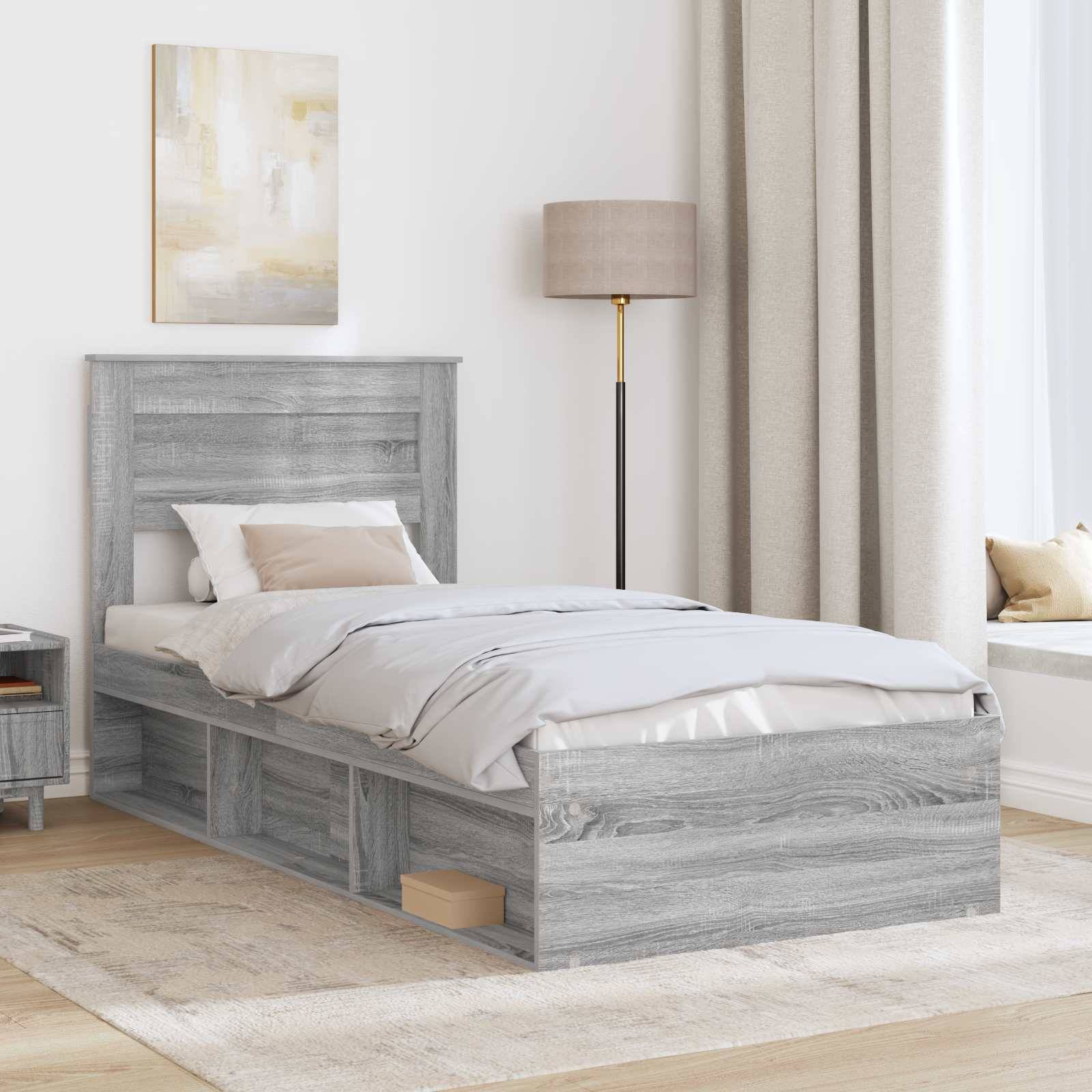 Ein modernes Schlafzimmer verfügt über ein graues Holzbett mit weißer Bettwäsche, eine Stehleuchte, einen Nachttisch und eine Fensterbank mit beigen Vorhängen.