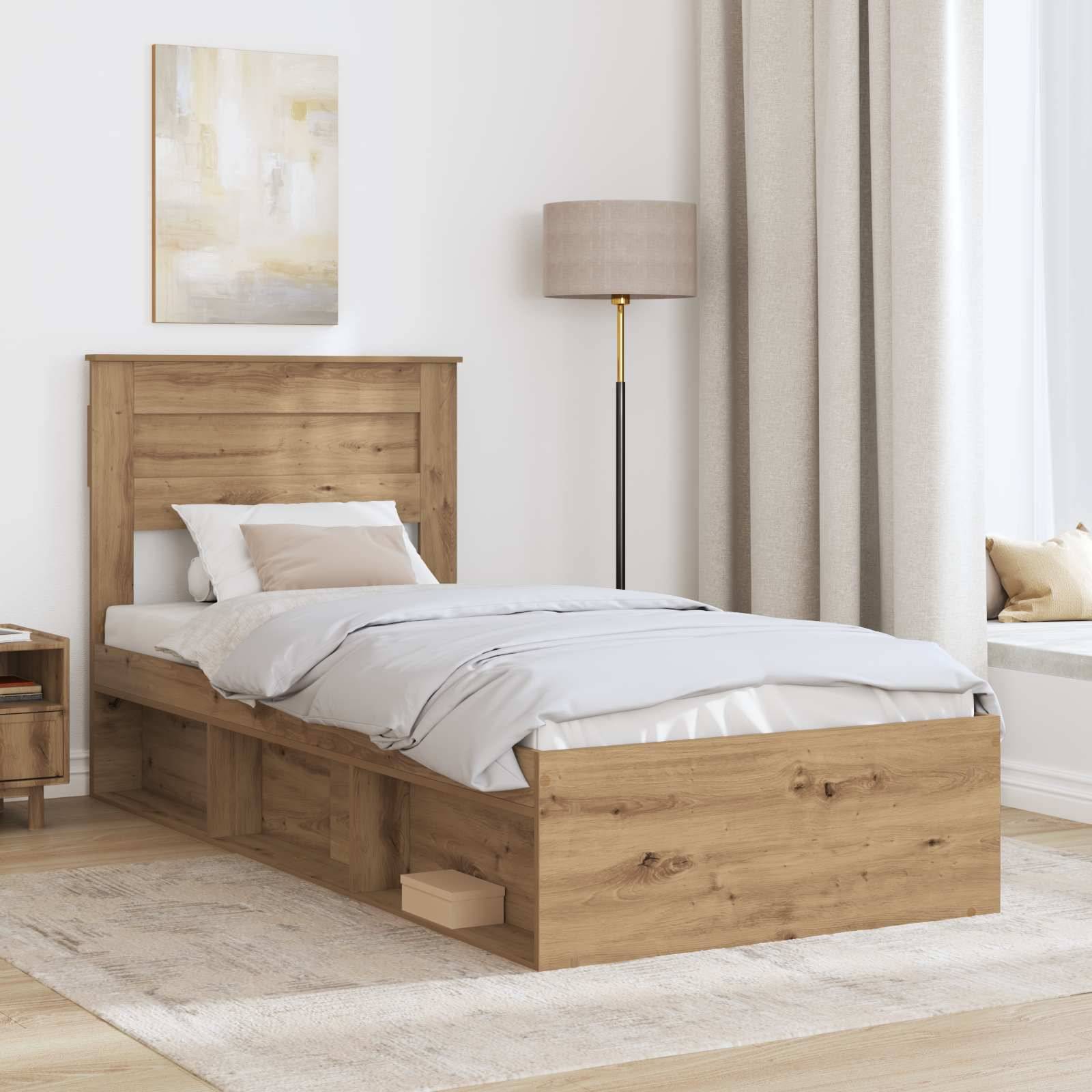 Ein gemütliches Schlafzimmer zeigt ein Holzbett mit einer beigen Bettdecke, einer hohen Stehlampe und einem Fenstersitz, wodurch eine warme, einladende Atmosphäre entsteht.