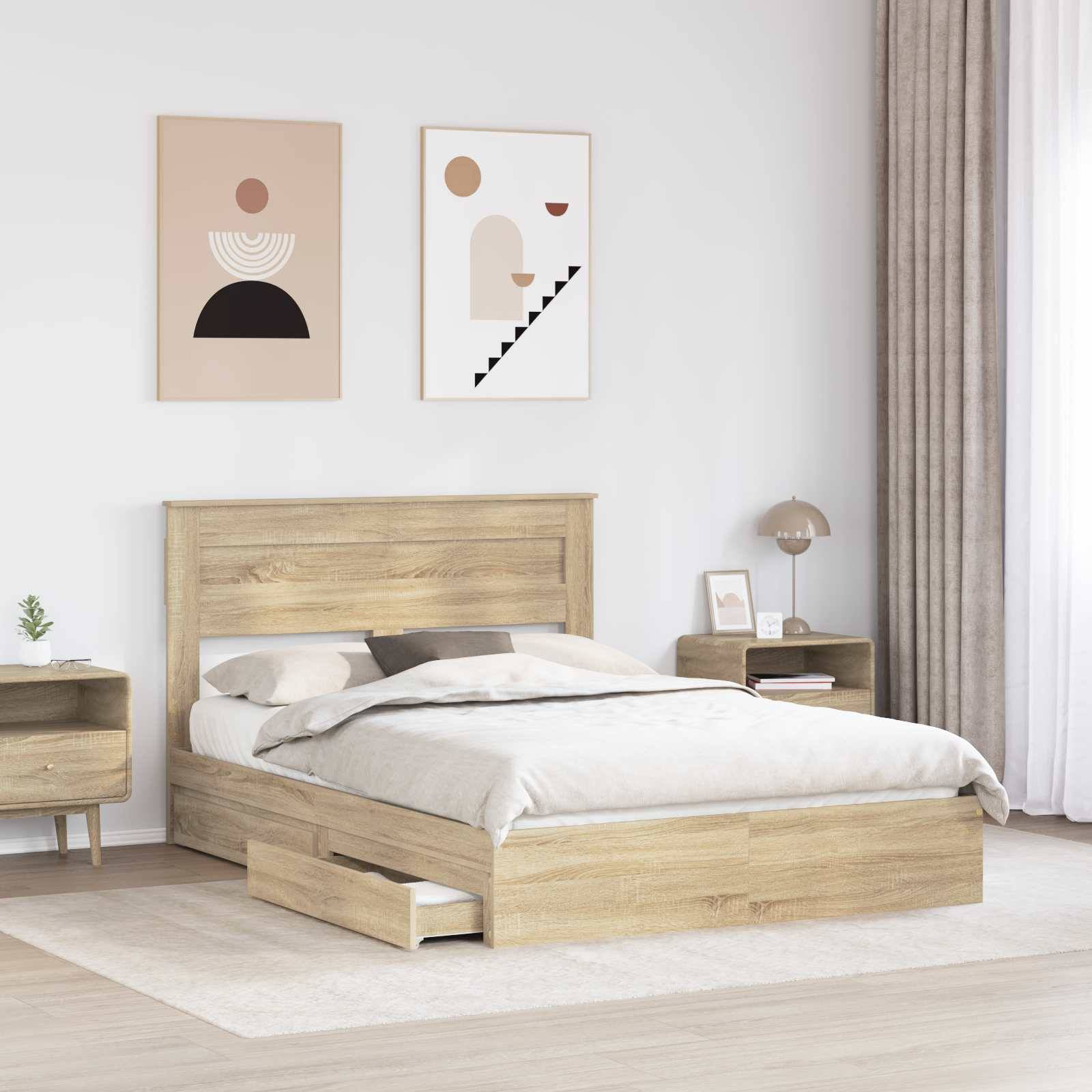 Schlafzimmerszene mit einem Holzbett, neutraler Bettwäsche, zwei modernen Kunstdrucken darüber, einem Nachttisch mit einer Lampe und Vorhängen auf einer Seite.