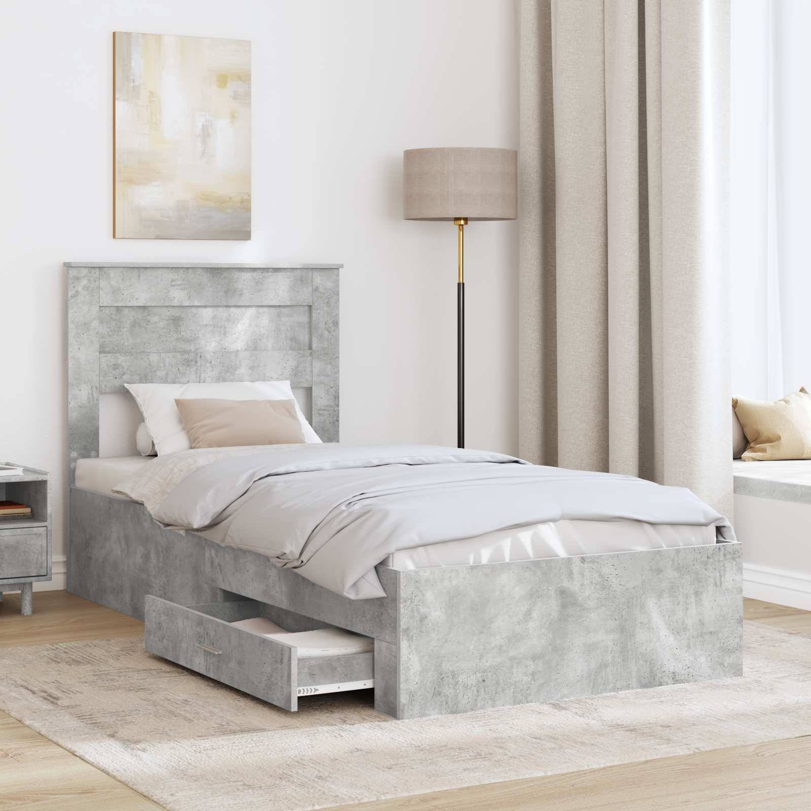 Ein modernes Schlafzimmer mit einem grauen Holzbett mit Stauraum unter dem Bett, weißer Bettwäsche, einem Nachttisch und einer Stehleuchte neben Vorhängen.
