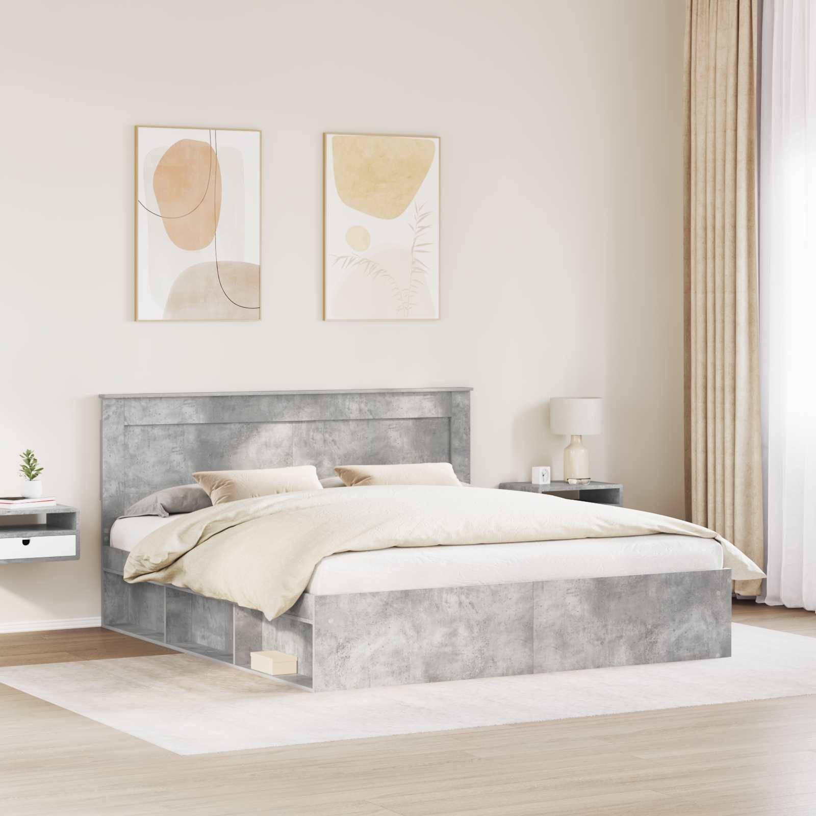Ein modernes Schlafzimmer mit einem grauen Plattformbett, beigefarbener Bettwäsche, abstrakter Kunst über dem Kopfteil, schwebenden Nachttischen und einer Fenstergardinee.