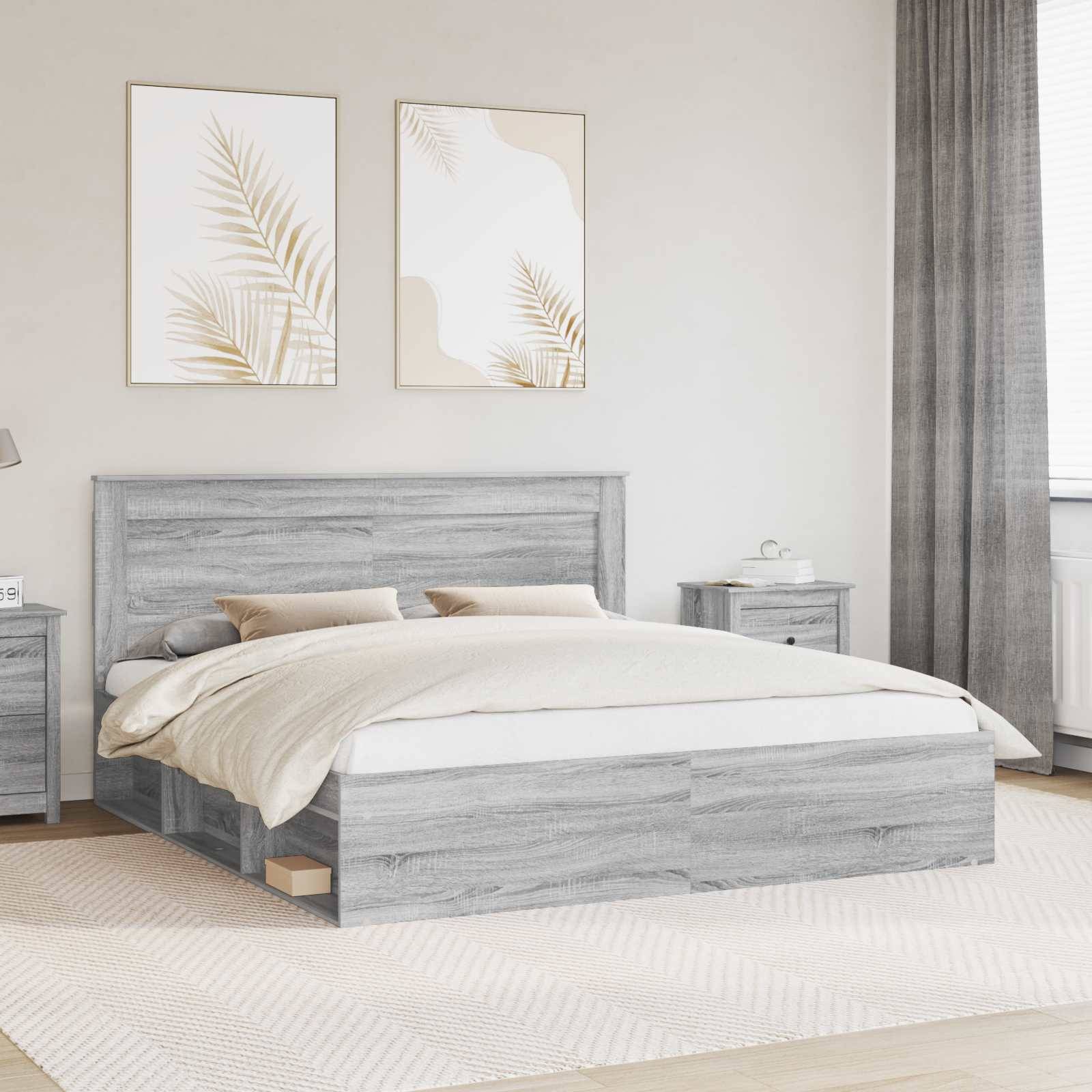 Ein modernes Schlafzimmer präsentiert ein Bett aus grauem Holz mit beigefarbener Bettwäsche, zwei Nachttischen, abstrakter Wandkunst und hohen Vorhängen, wodurch eine ruhige Atmosphäre entsteht.