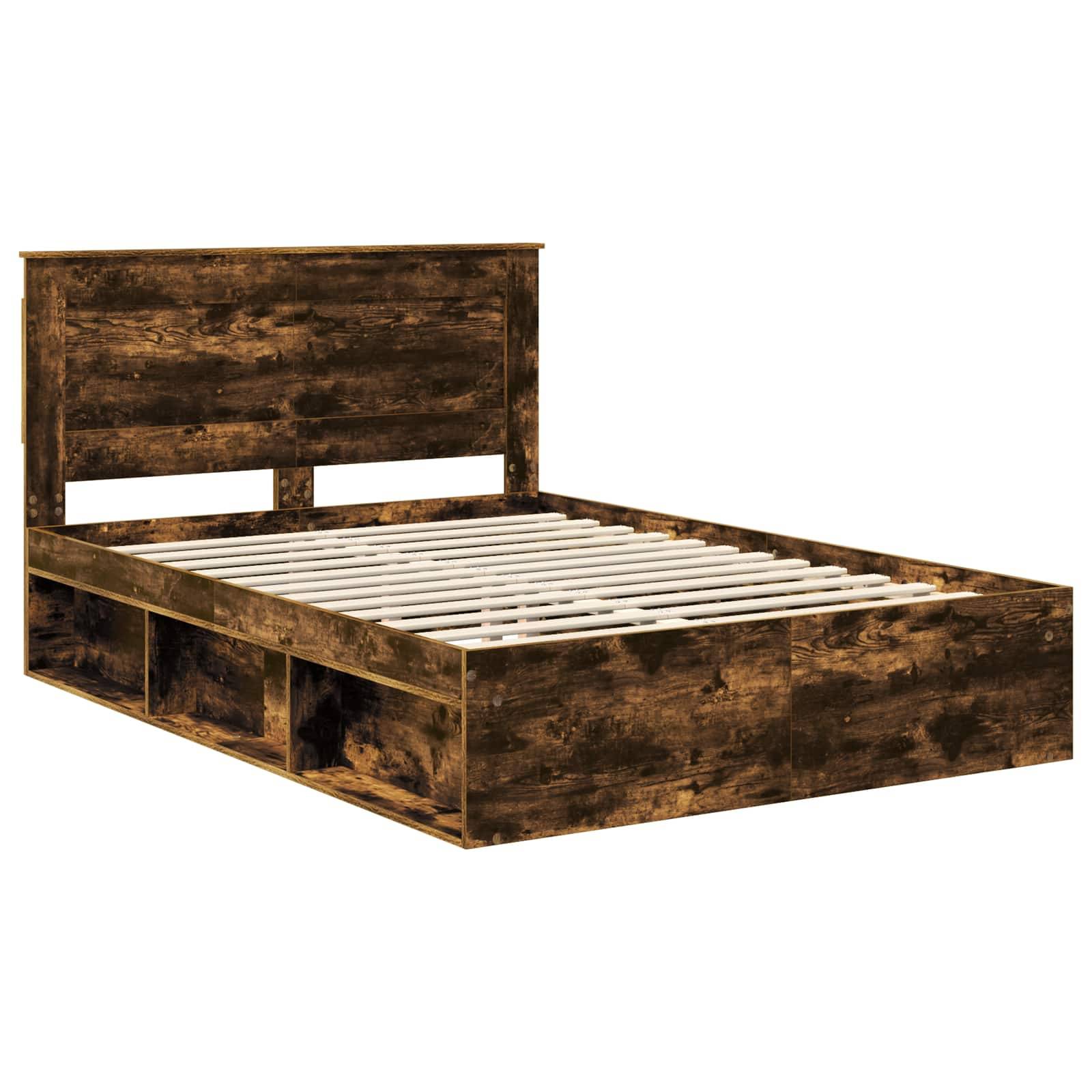 Ein Holzbettgestell mit integrierten Staurageschubladen darunter, versehen mit einer rustikalen Oberfläche und einem horizontalen Lamellenrahmen als Kopfteil.